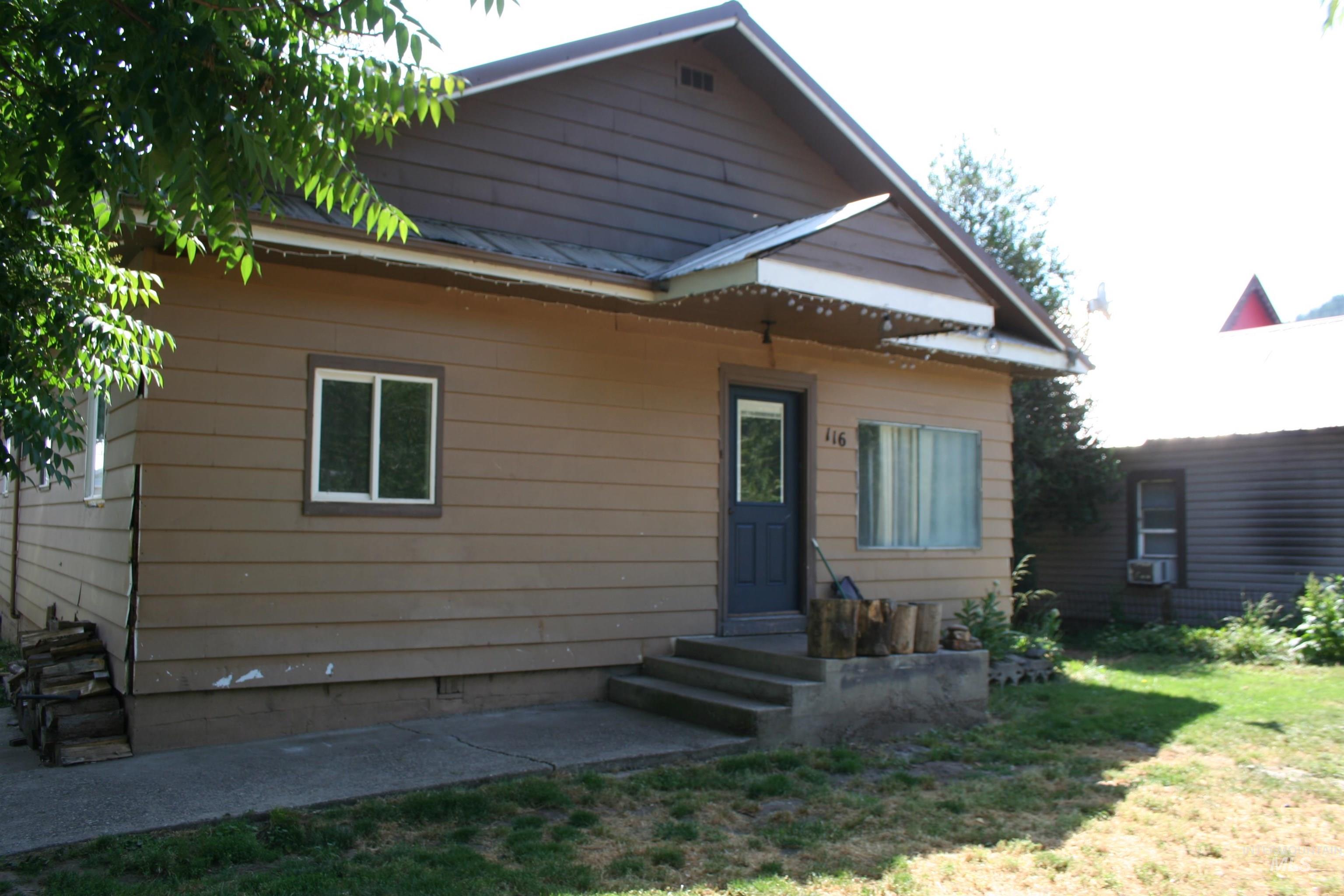 Bungalow with entry steps