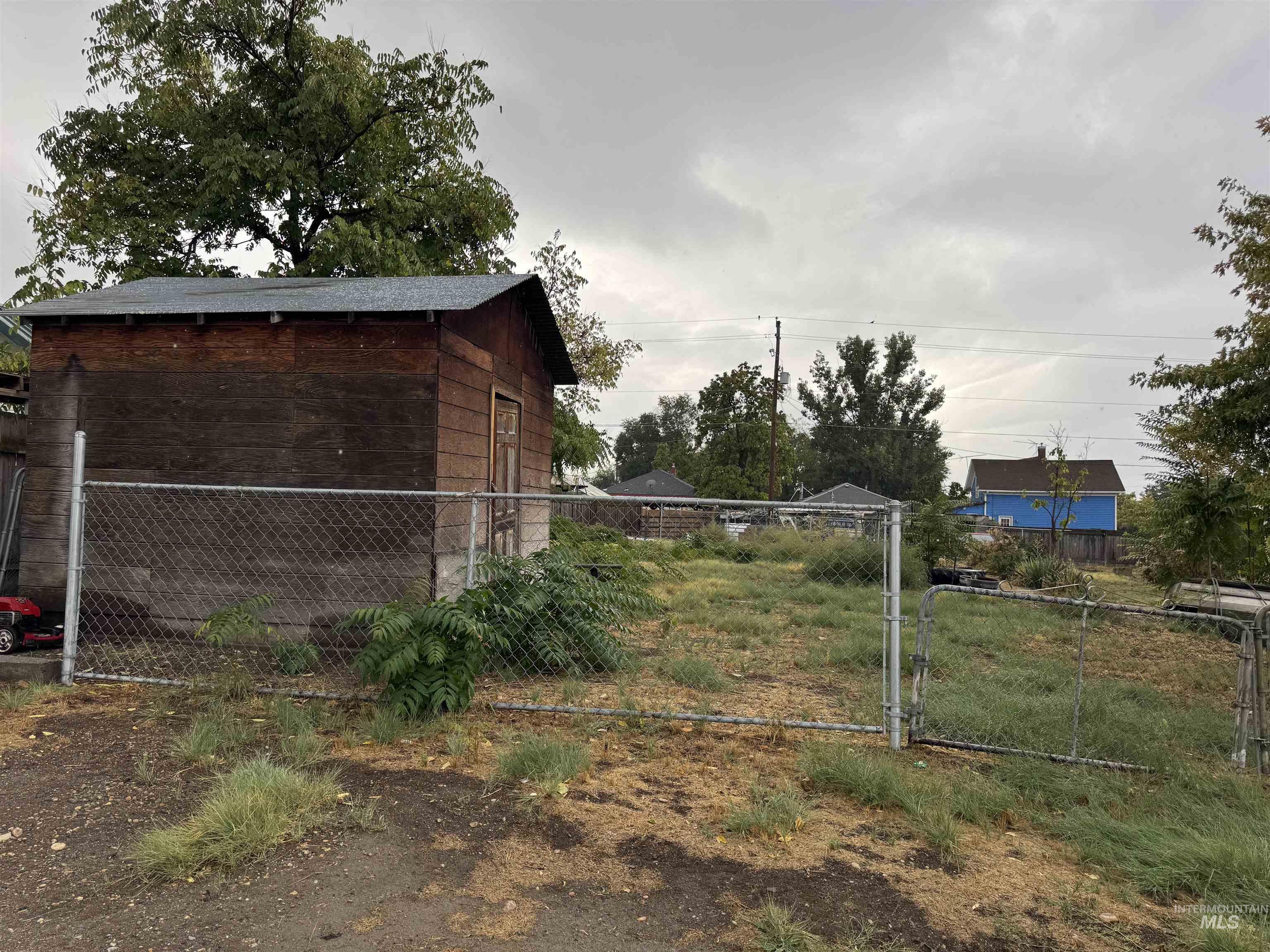 View of yard featuring a gate