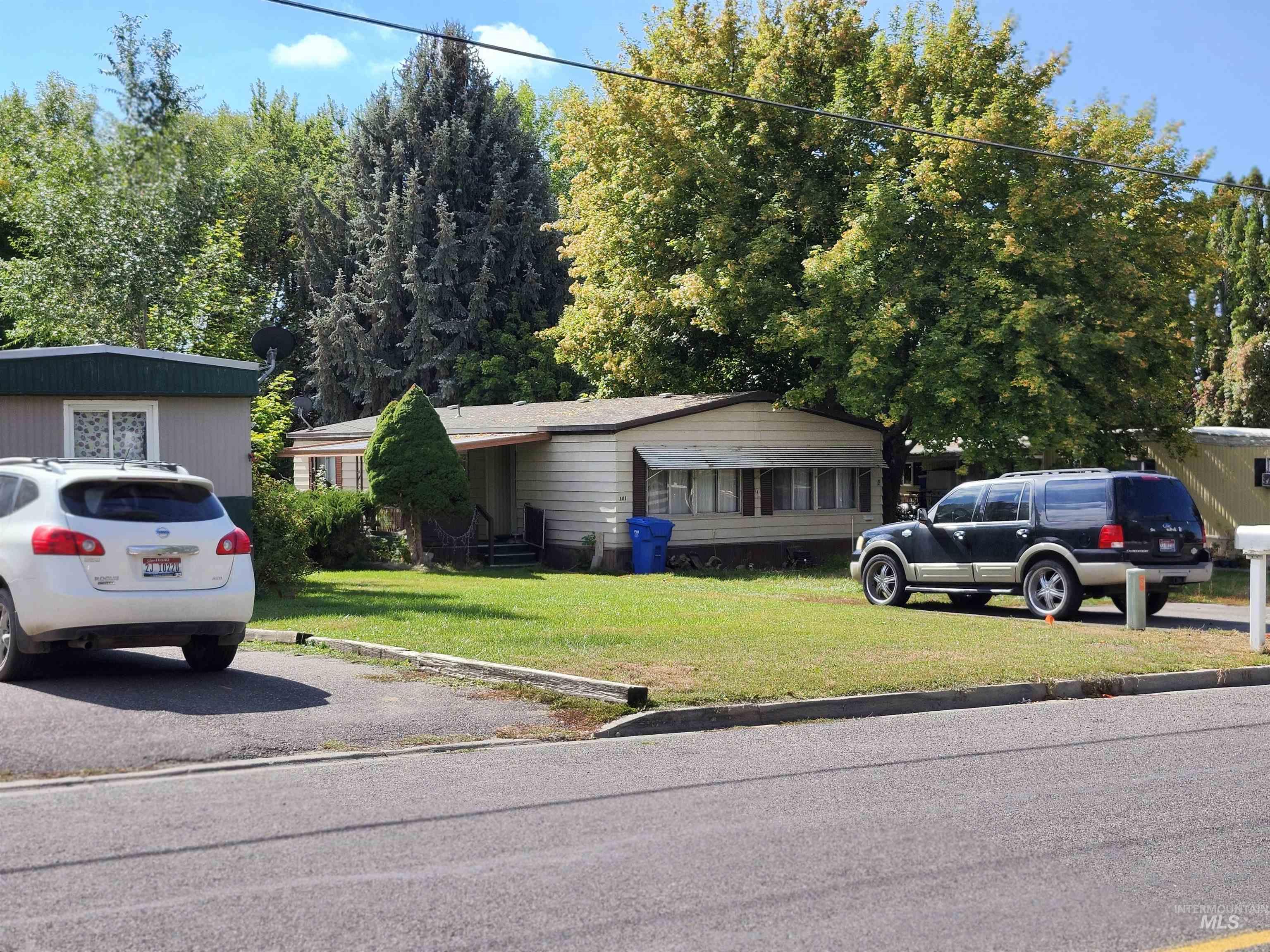 View of front facade with a front lawn