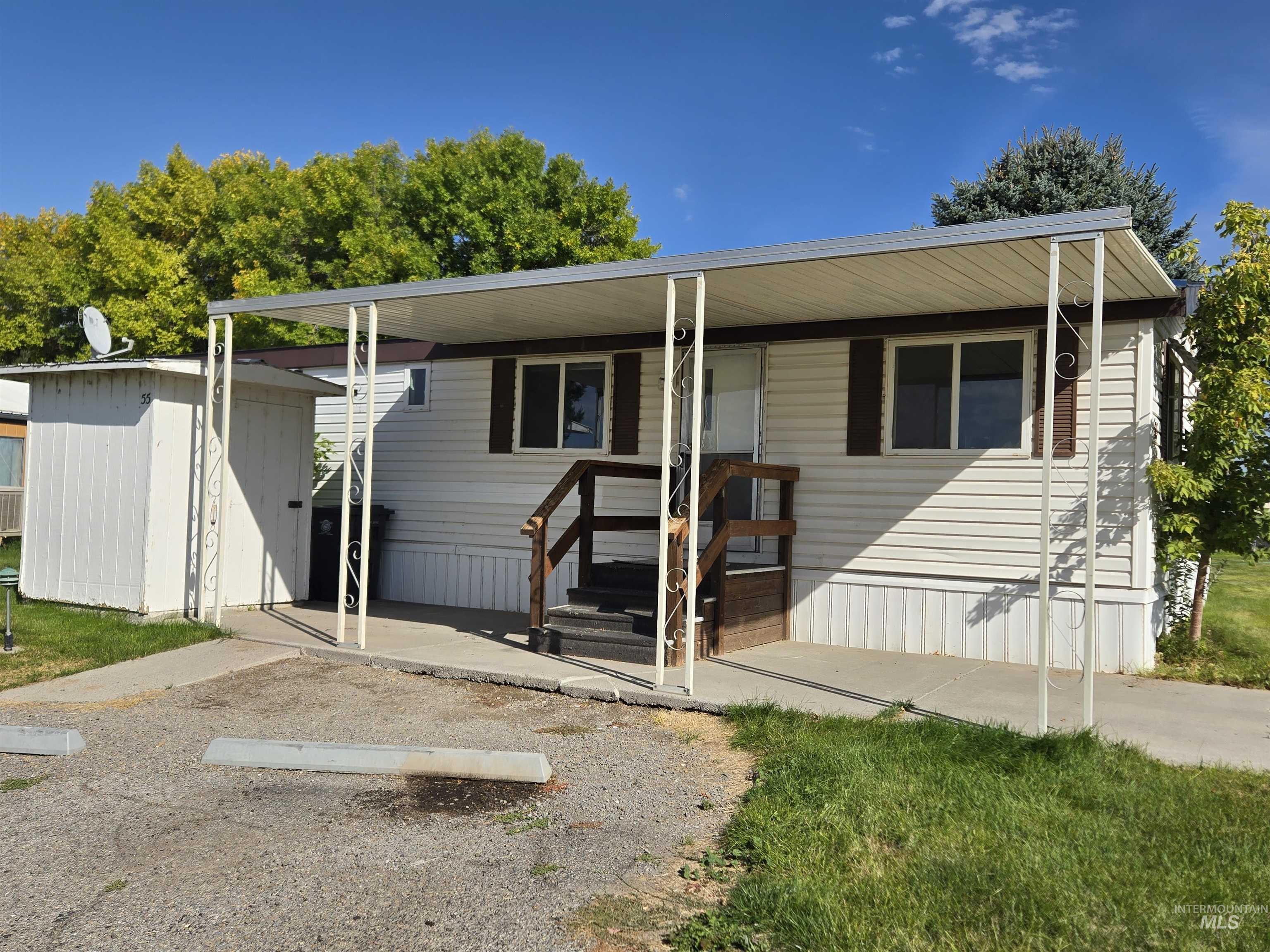 Manufactured / mobile home featuring a shed