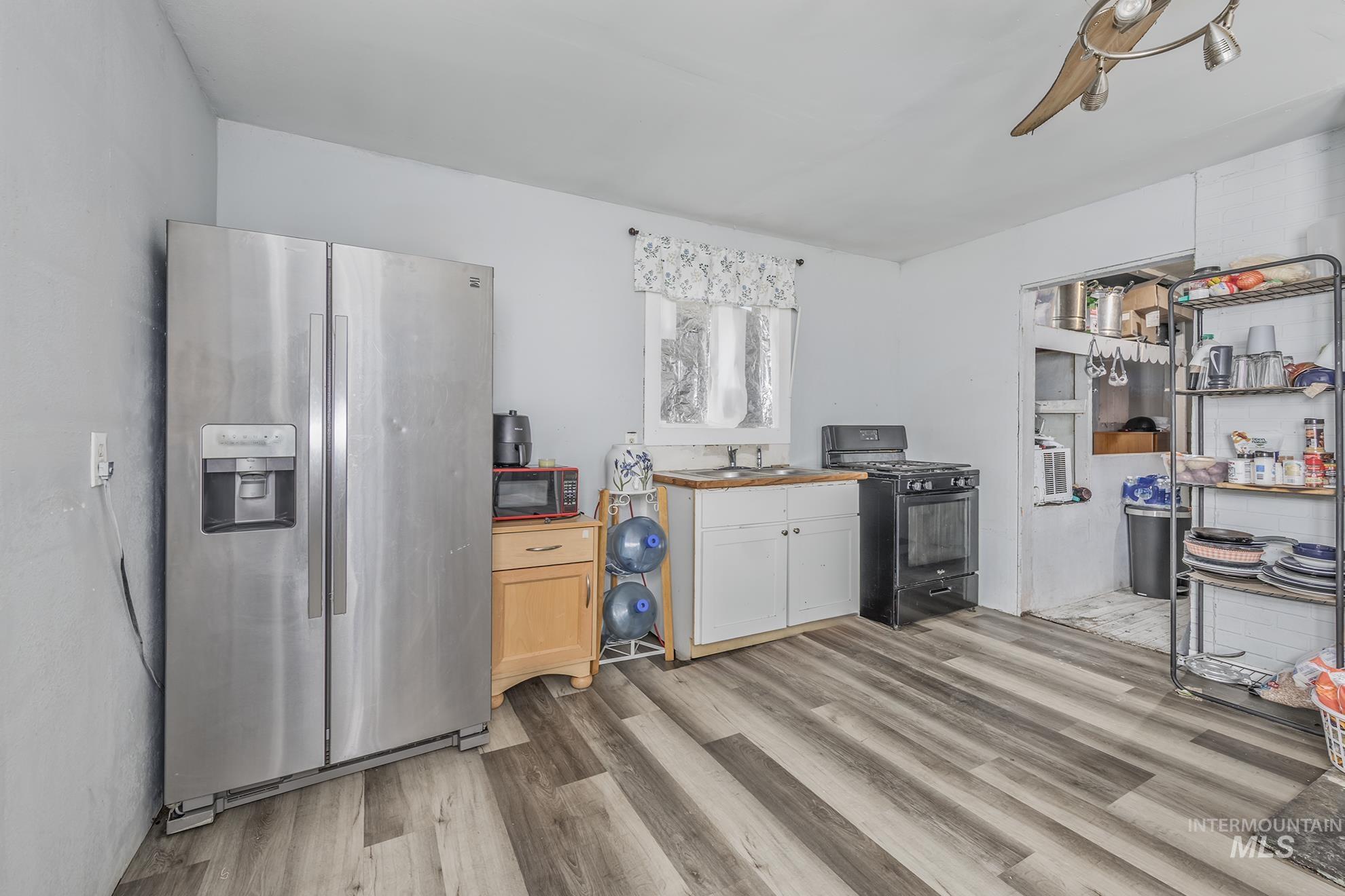 107 SE 5th Ave, Ontario, Oregon 97914, 3 Bedrooms, 1 Bathroom, Residential For Sale, Price $218,000,MLS 98963824