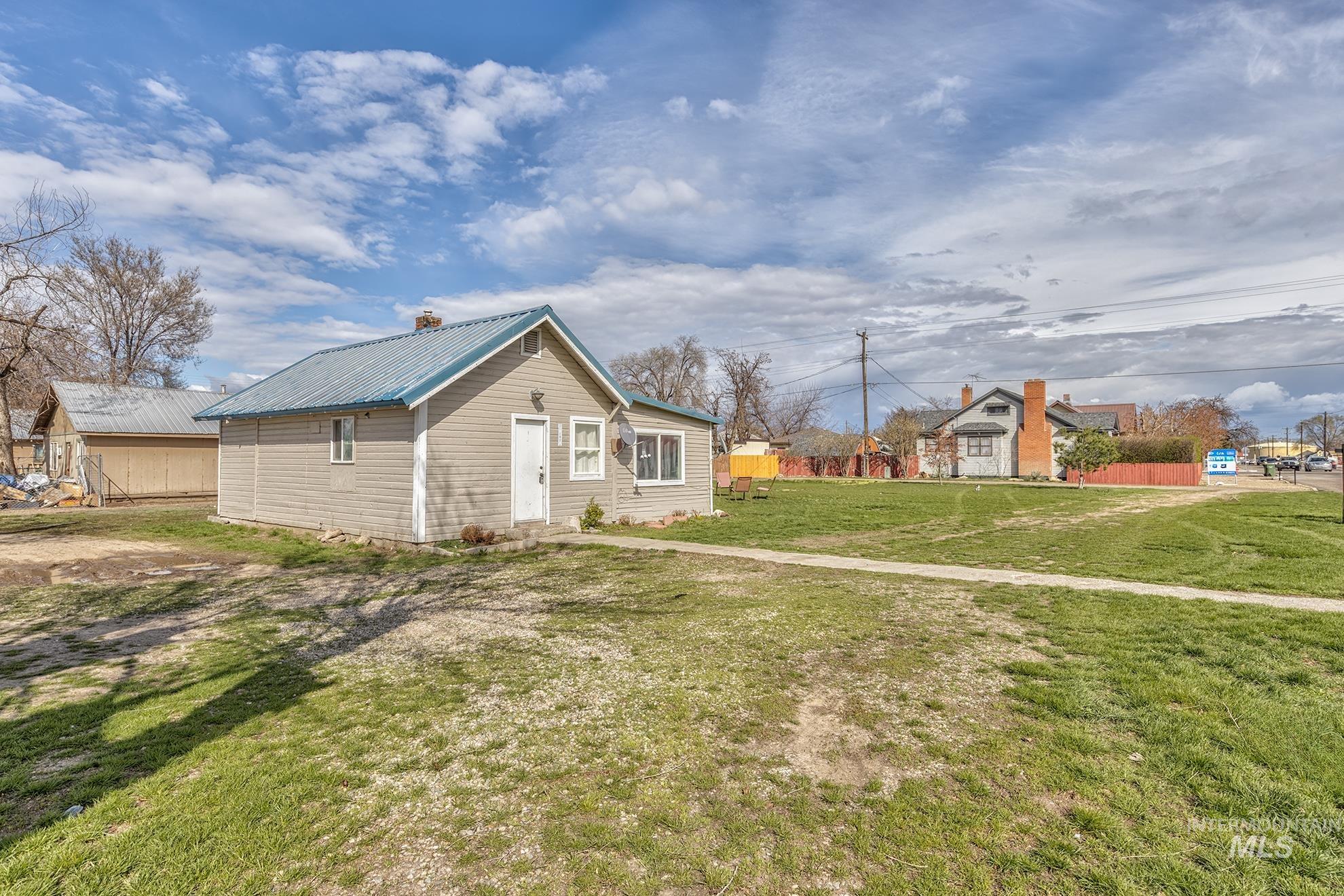 107 SE 5th Ave, Ontario, Oregon 97914, 3 Bedrooms, 1 Bathroom, Residential For Sale, Price $218,000,MLS 98963824