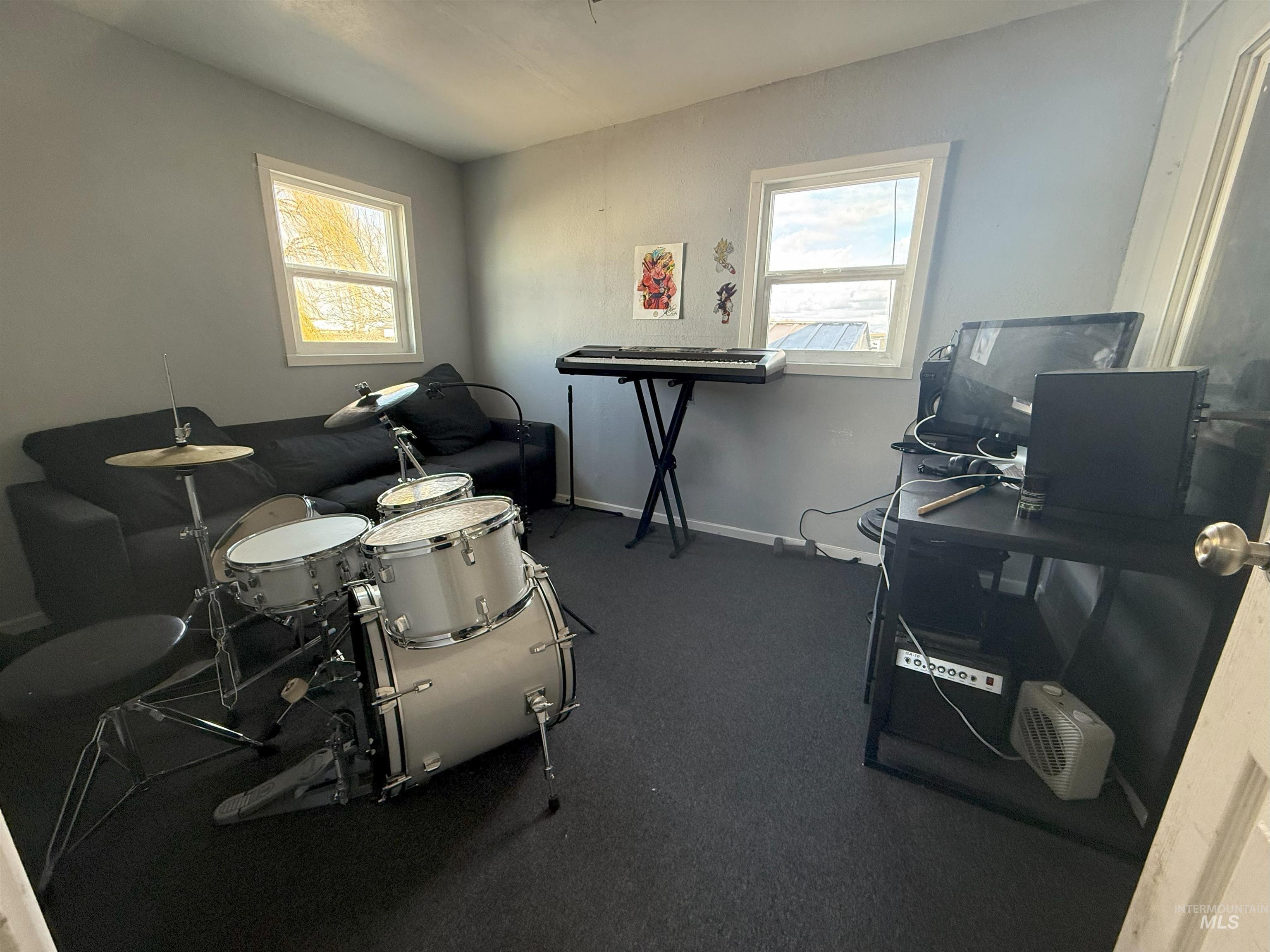 Misc room featuring baseboards