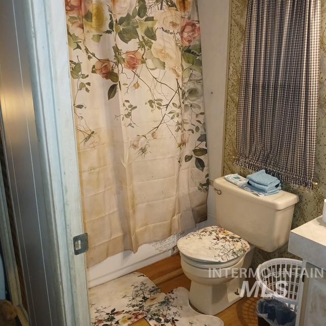 Bathroom with vanity and shower / tub combo
