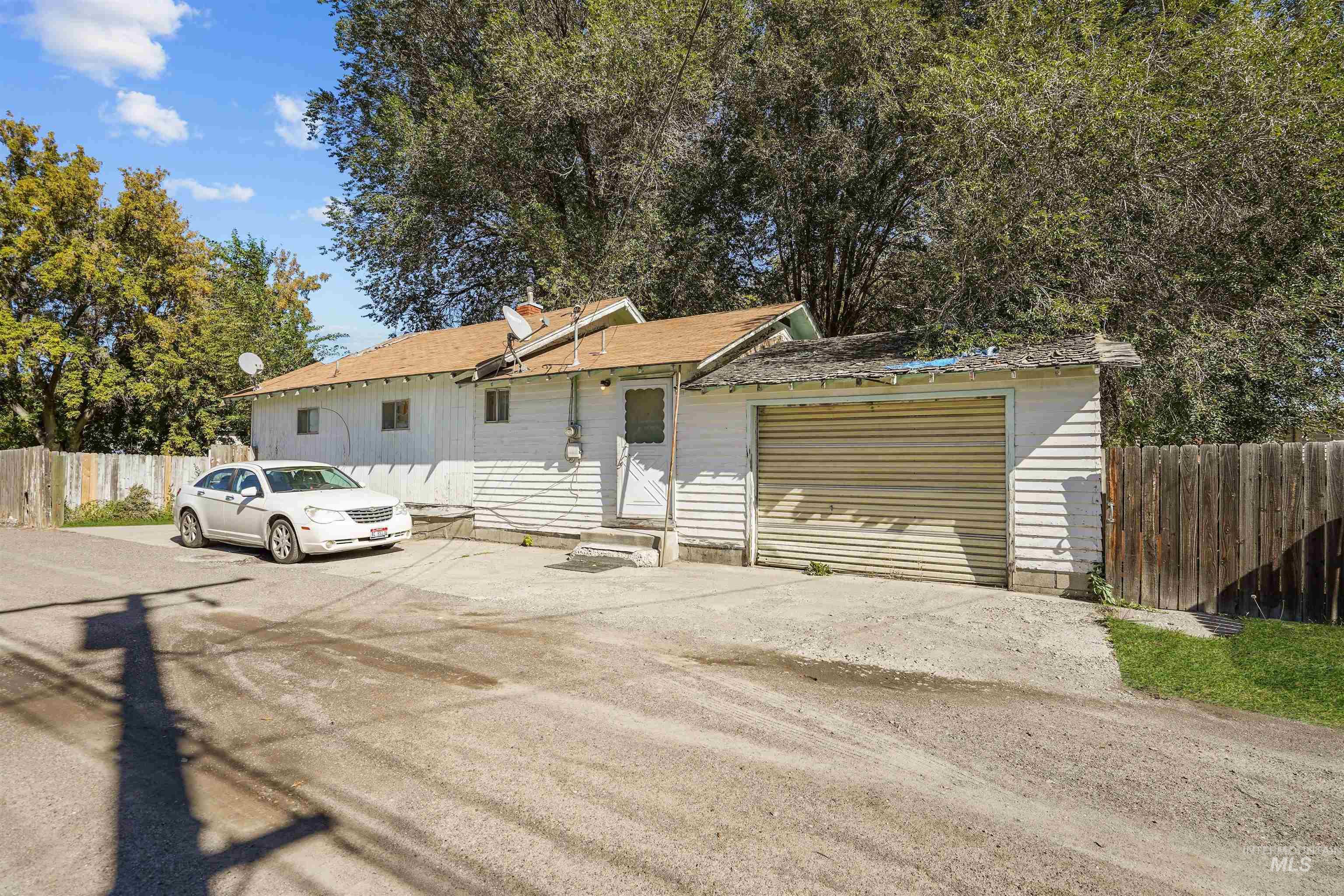 Bungalow with entry steps and a shingled roof