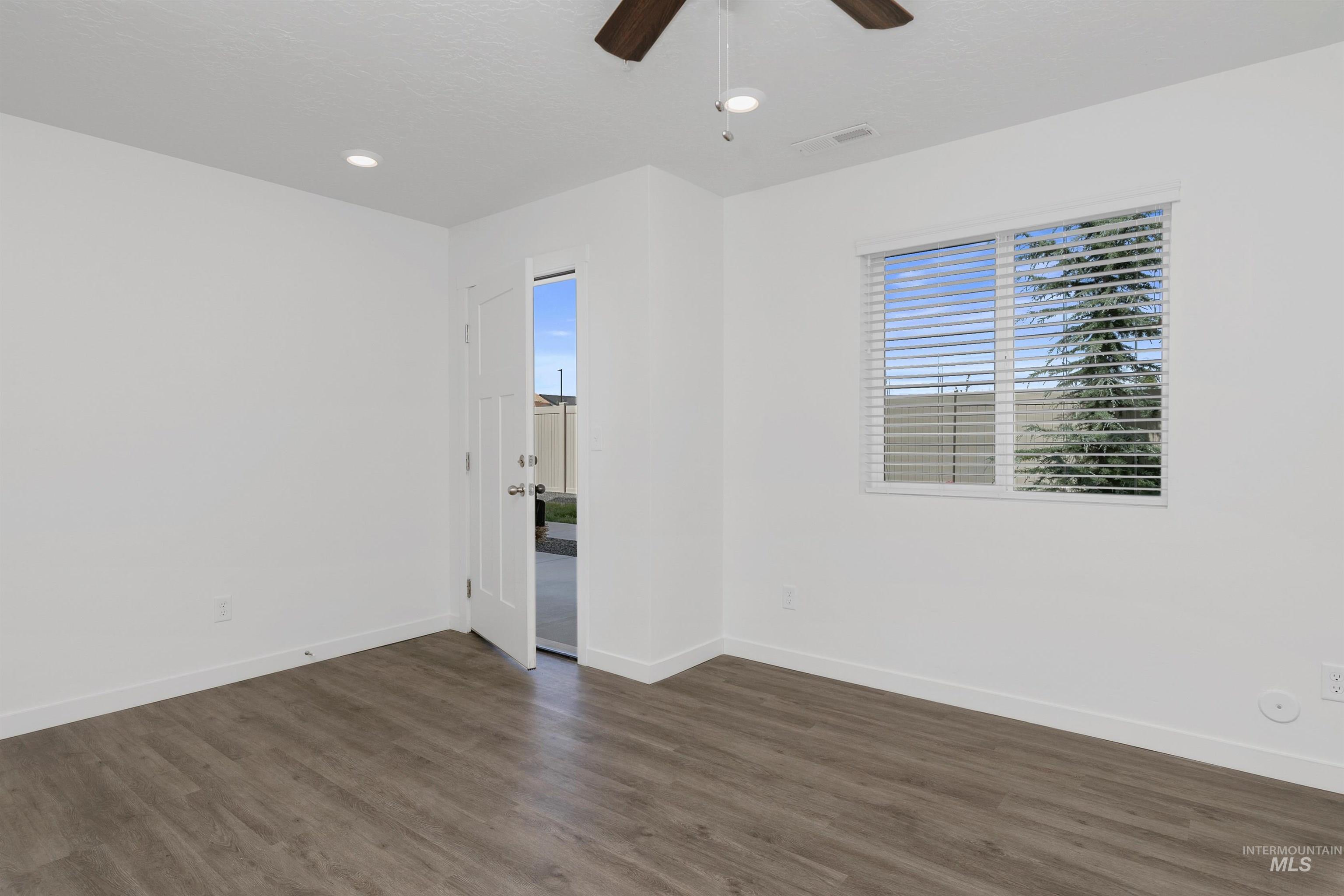 Unfurnished room with dark wood-style floors, recessed lighting, a ceiling fan, and a textured ceiling