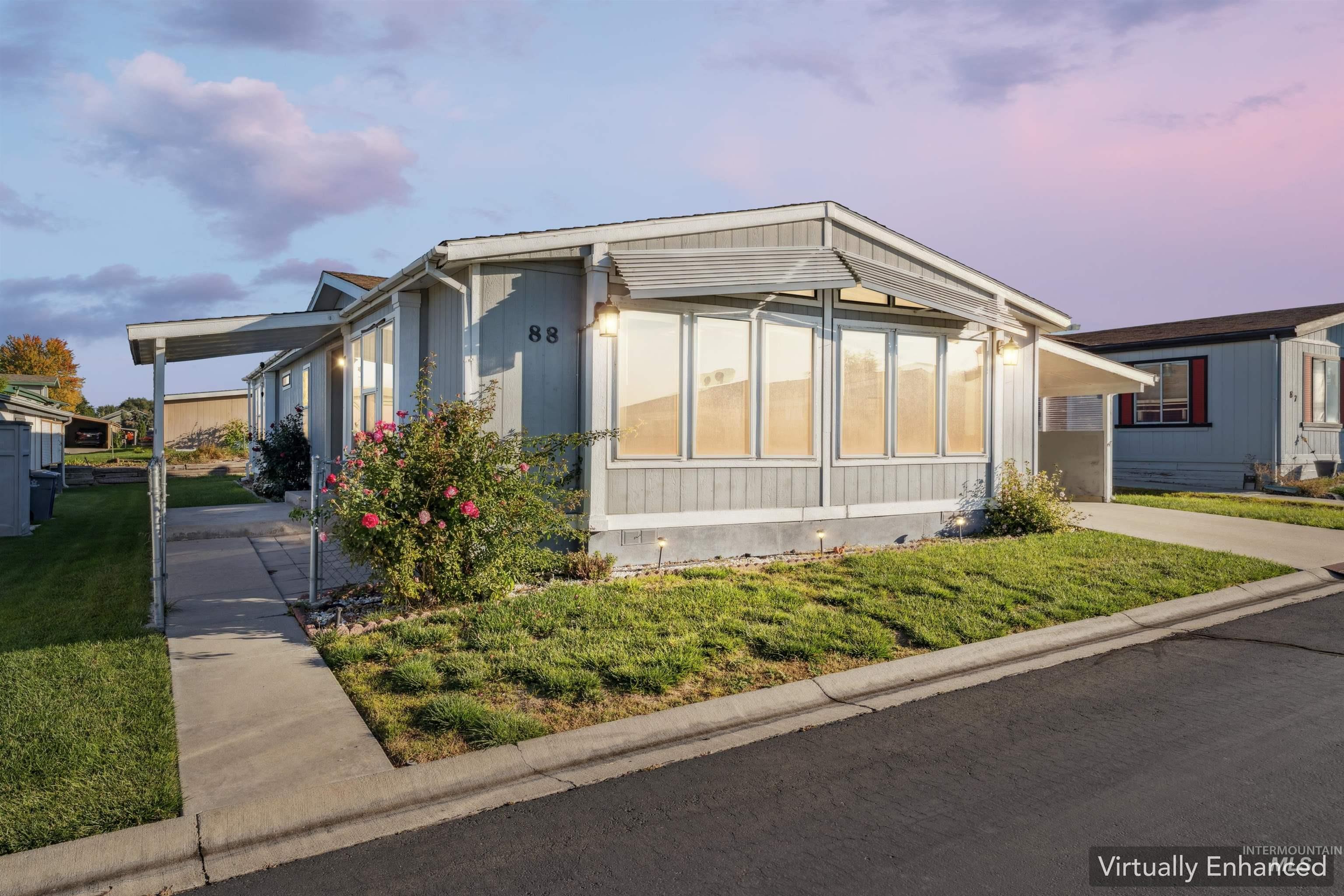 Manufactured / mobile home with a front yard