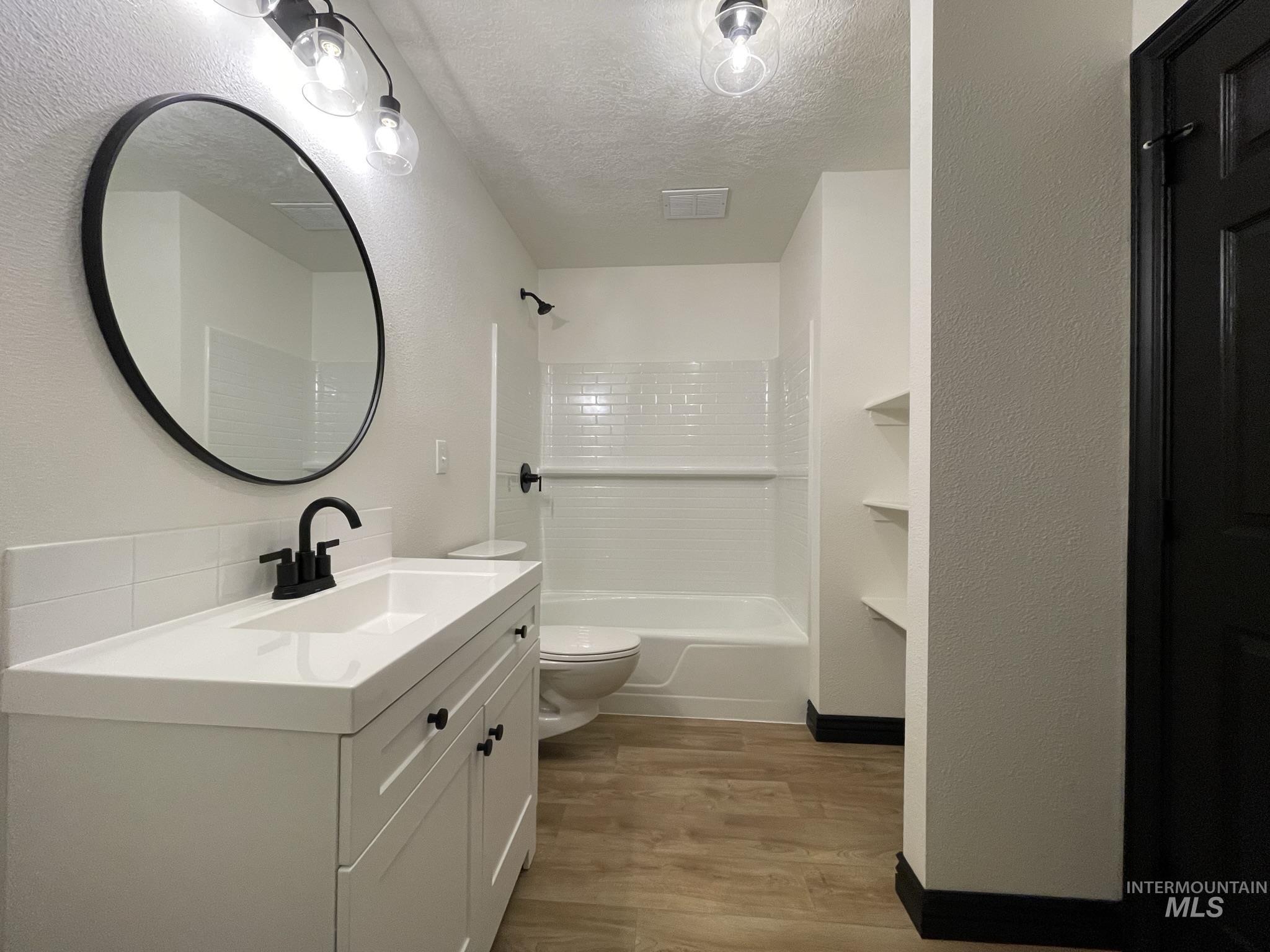 Full Bath in Hallway