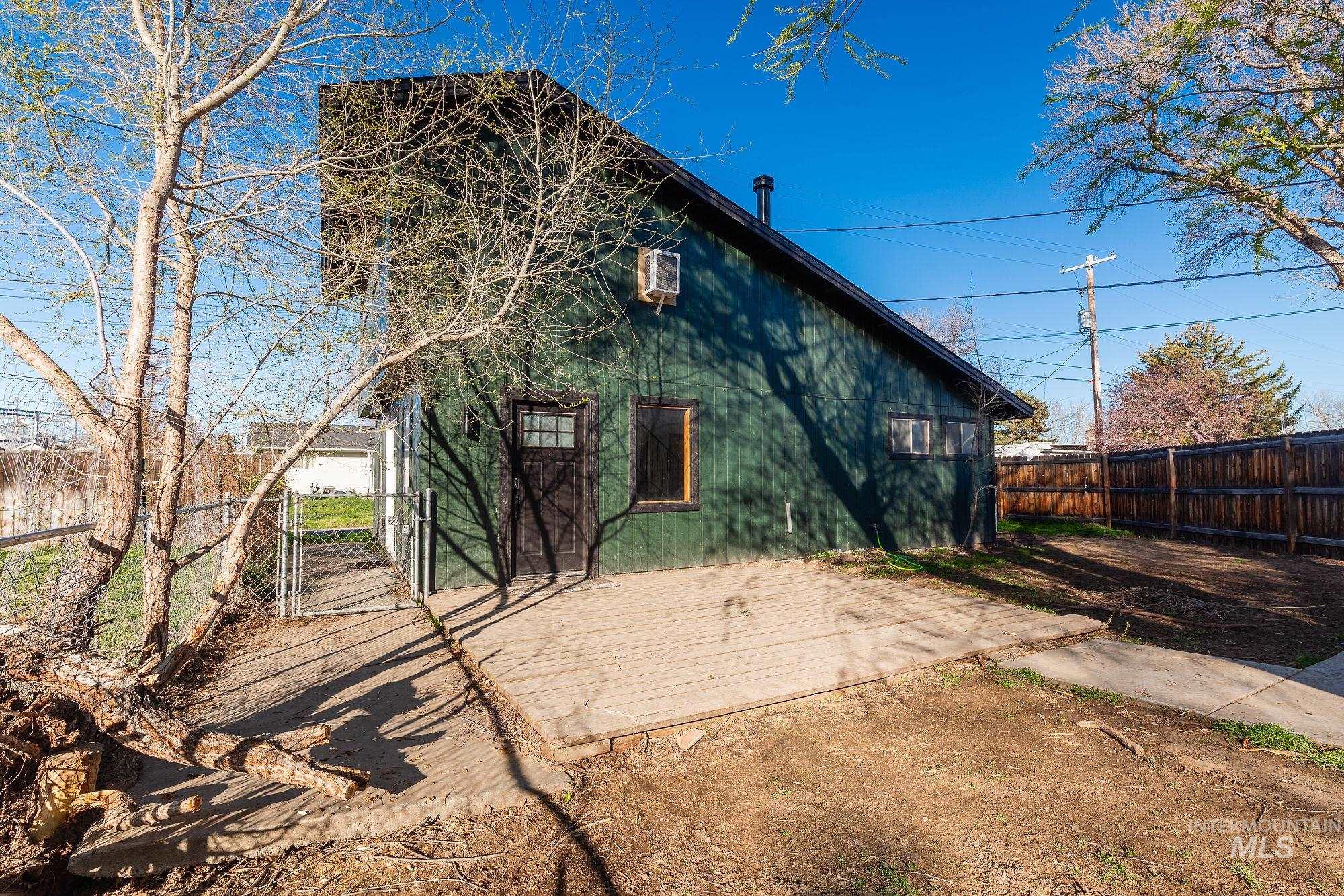Detached 2-story loft style unit in back