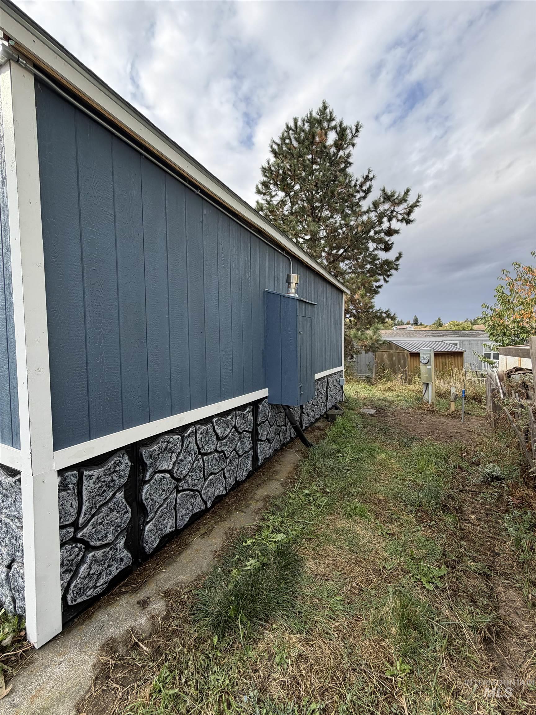 View of yard featuring an outdoor structure
