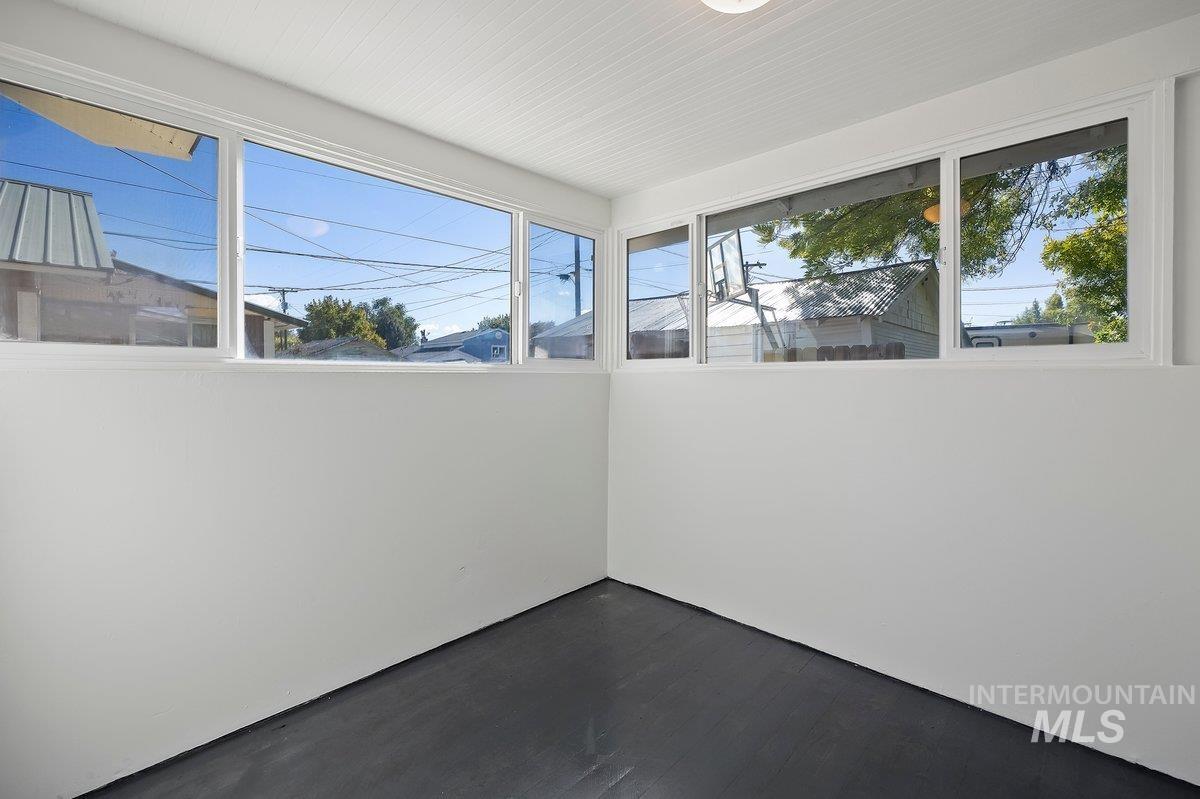 featuring healthy amount of natural light