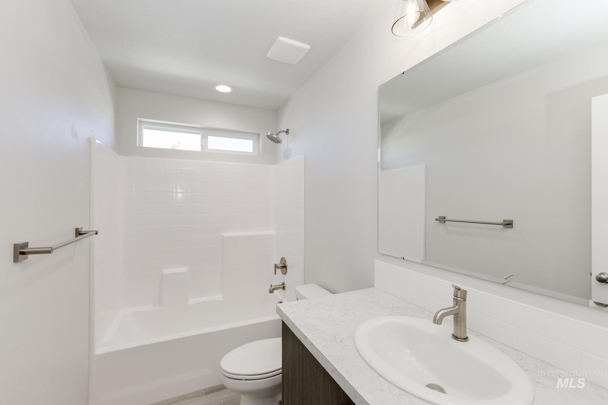 Bathroom with vanity and washtub / shower combination