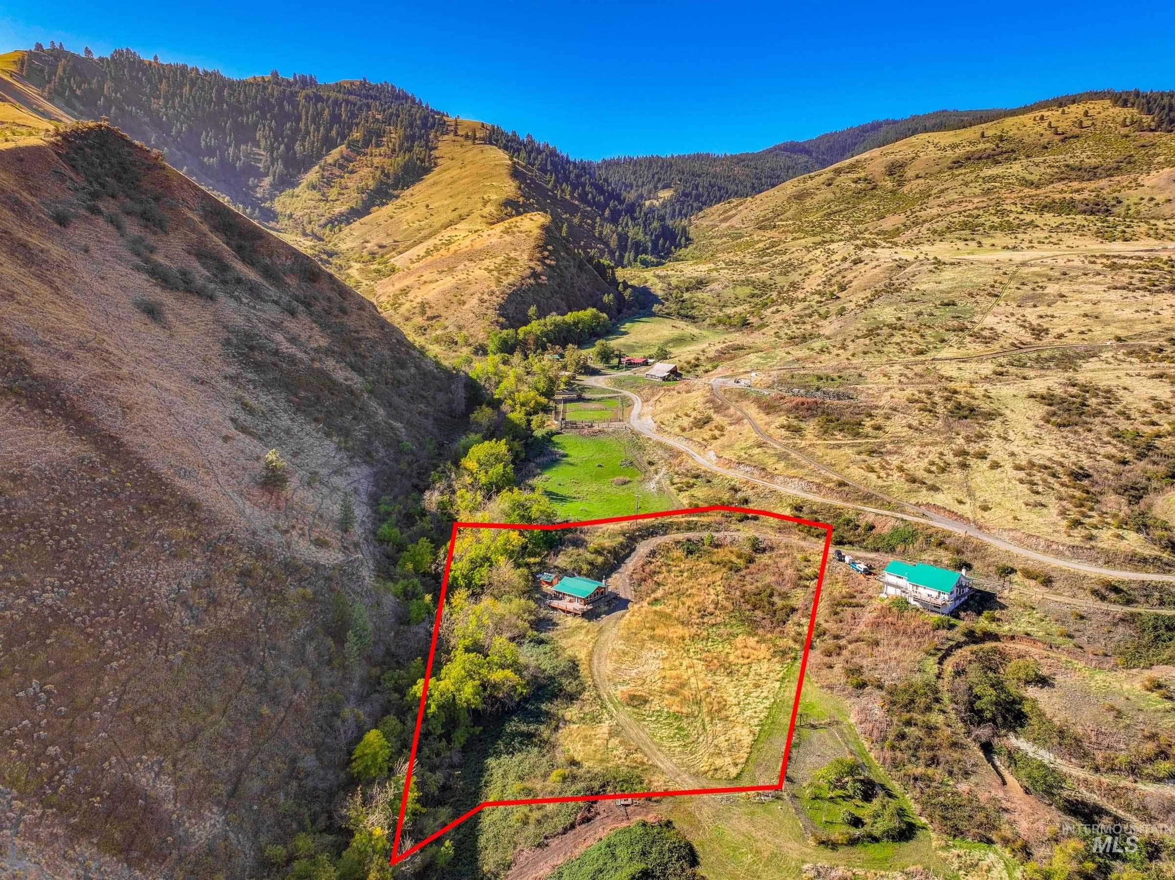 View of property location featuring property boundaries highlighted and a mountain backdrop