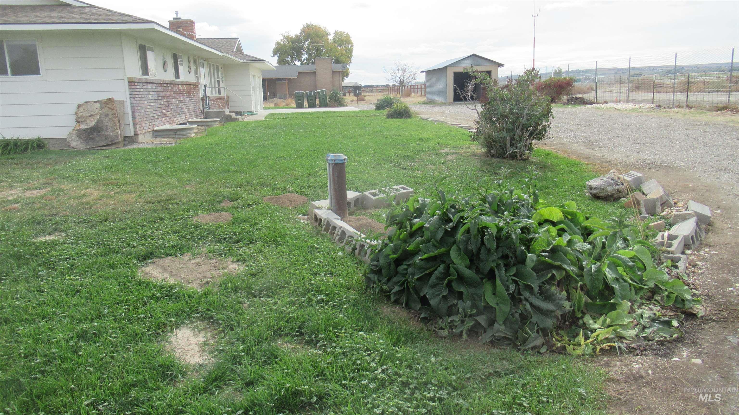 View of yard featuring an outbuilding