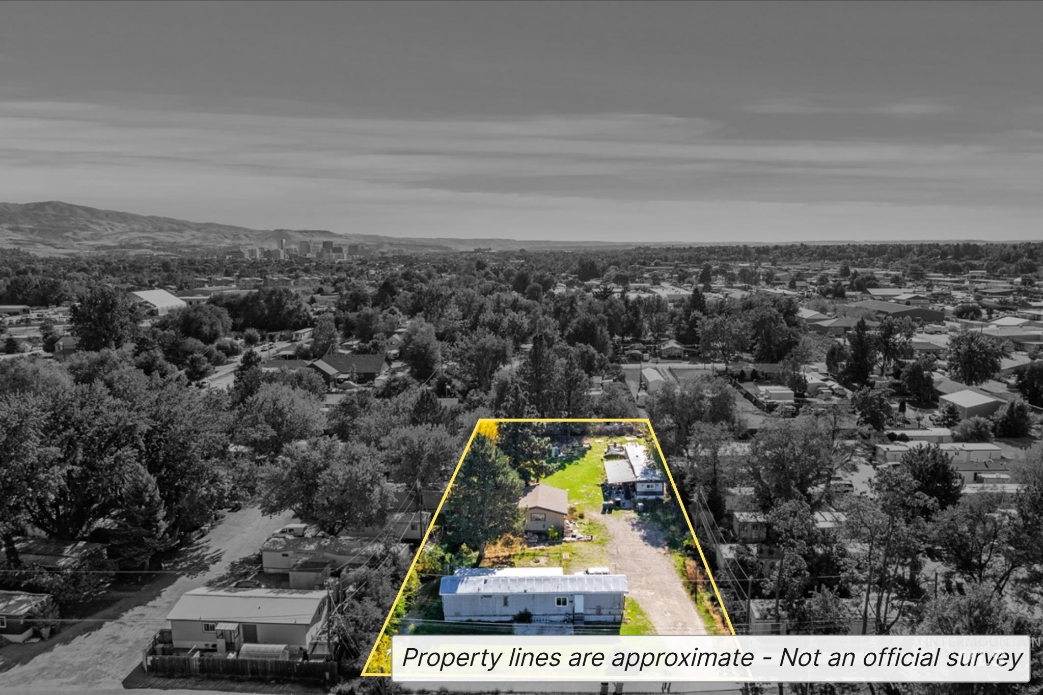 Aerial overview of property's location with property boundaries highlighted and mountains