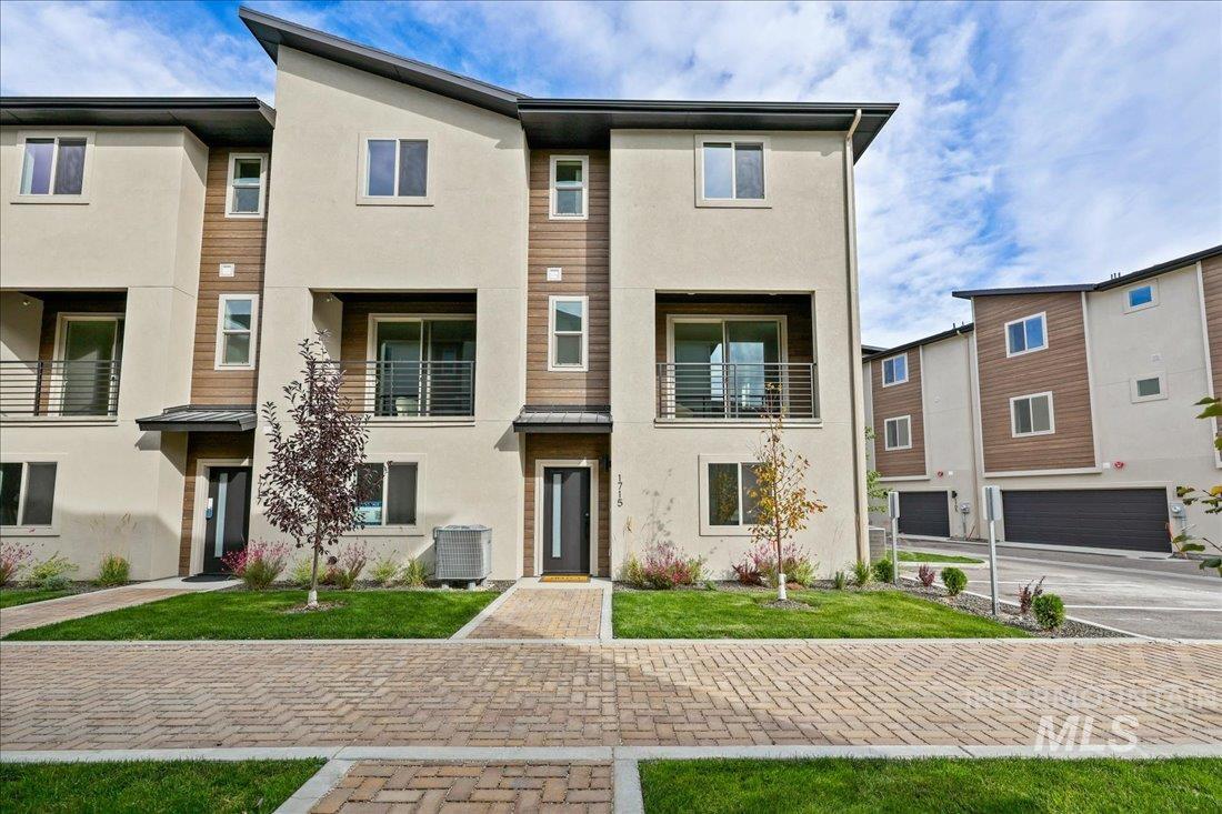 1715 S Rock View Ln, Boise, Idaho 83705, 3 Bedrooms, 3.5 Bathrooms, Residential Income For Sale, Price $499,880, 98964589