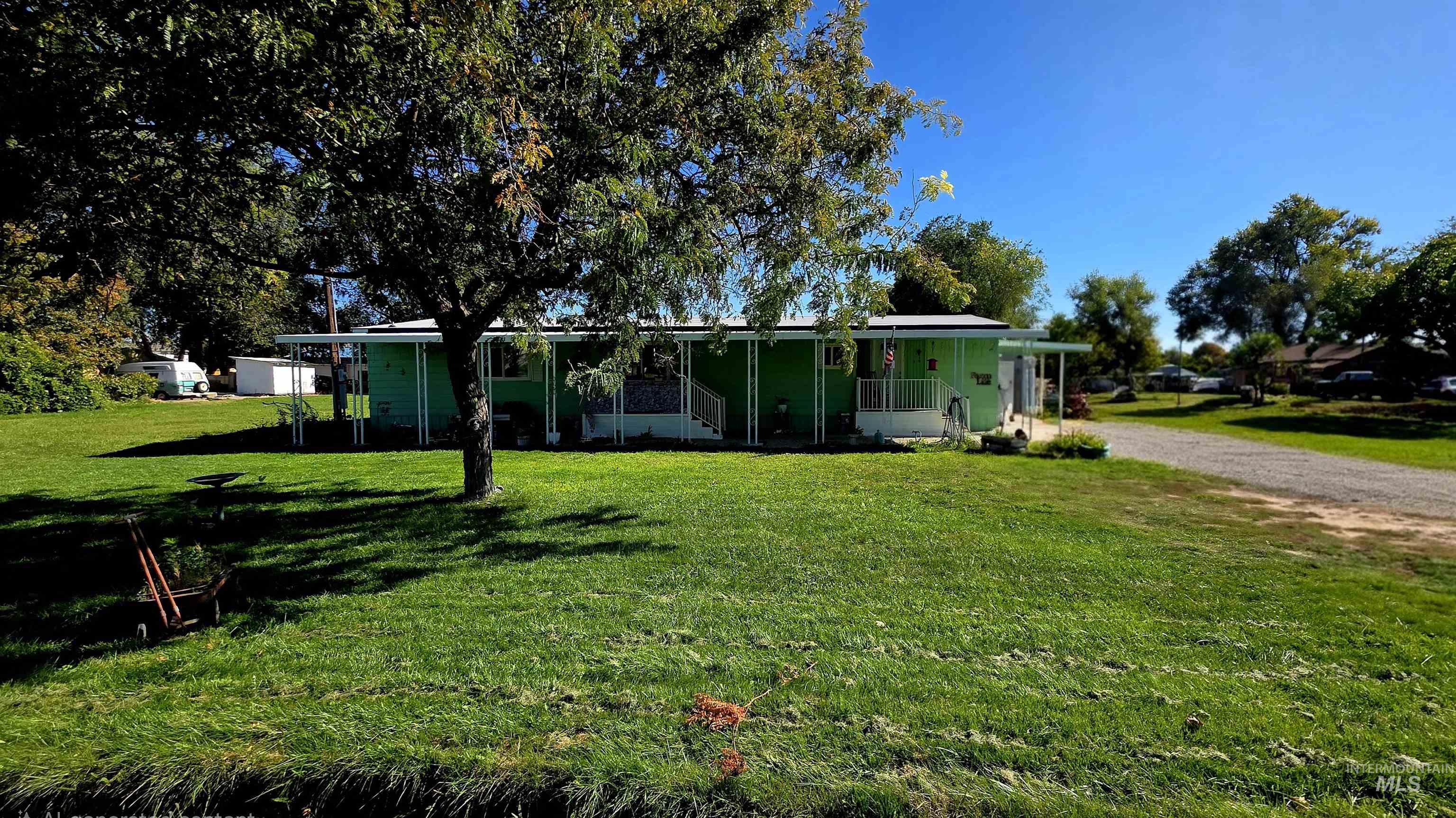 Manufactured / mobile home featuring a front yard and driveway