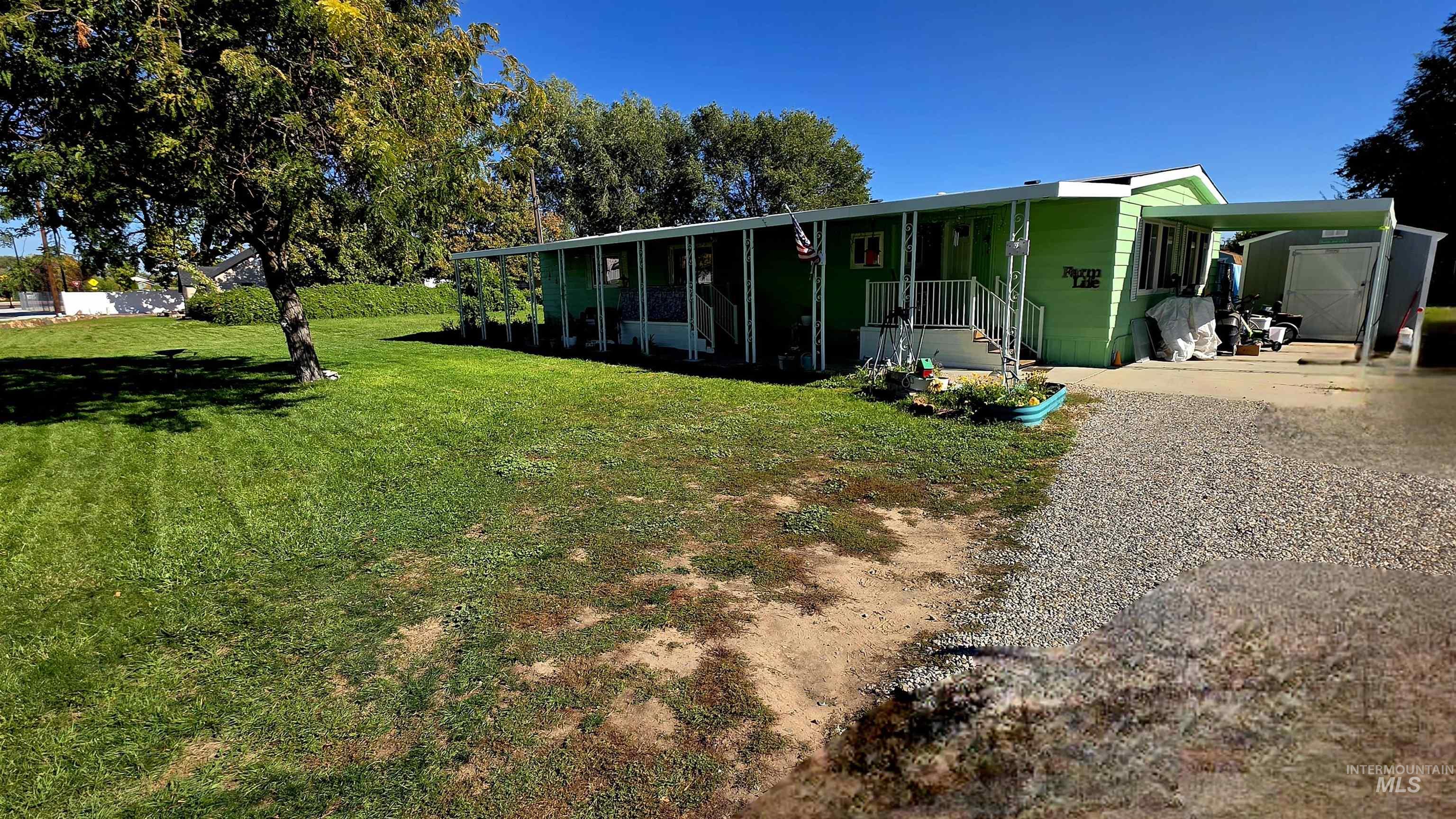 Manufactured / mobile home with a front lawn