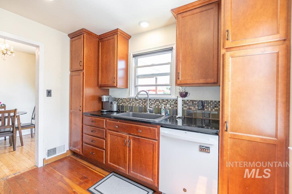 702 S Opal St, Boise, Idaho 83705, 3 Bedrooms, 2 Bathrooms, Residential For Sale, Price $549,888, 98964621