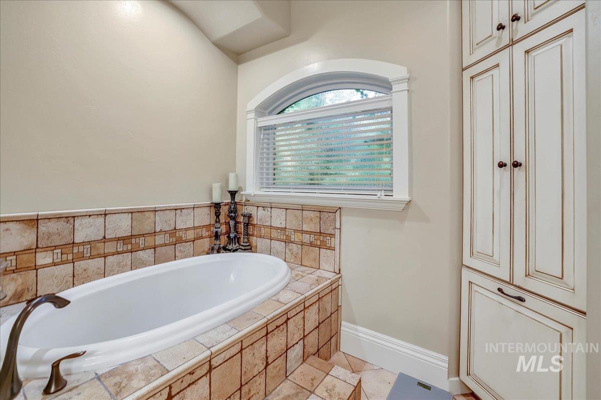 20 W 218 S, Burley, Idaho 83318-0000, 8 Bedrooms, 5 Bathrooms, Residential For Sale, Price $1,100,000, 98964633