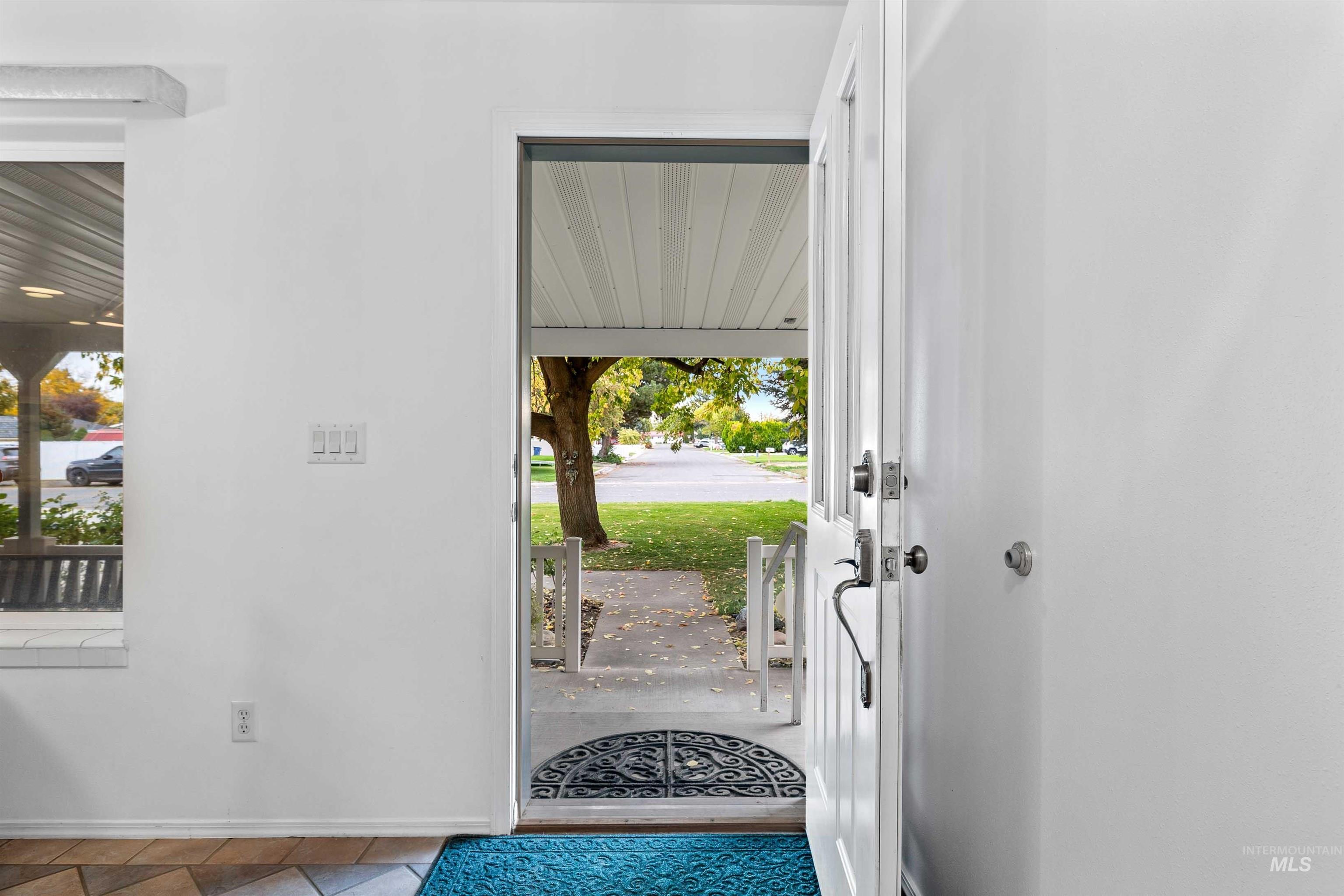 Entryway featuring baseboards