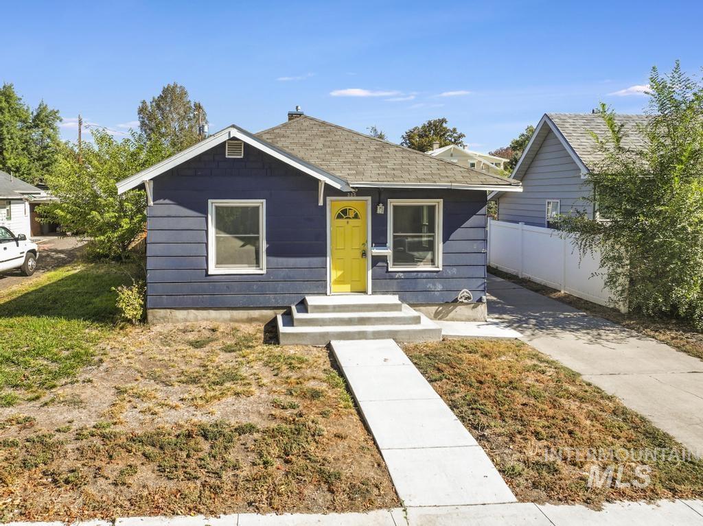Bungalow-style house with roof with shingles