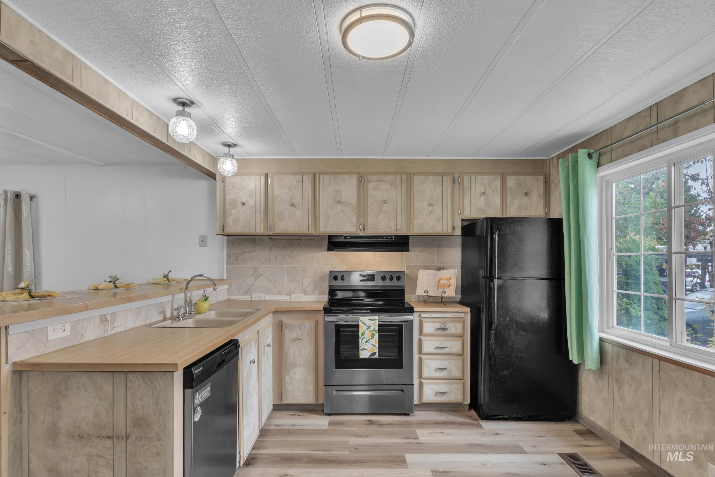 790 N Riviera Dr, Boise, Idaho 83703, 3 Bedrooms, 1.5 Bathrooms, Residential For Sale, Price $95,000, 98964732