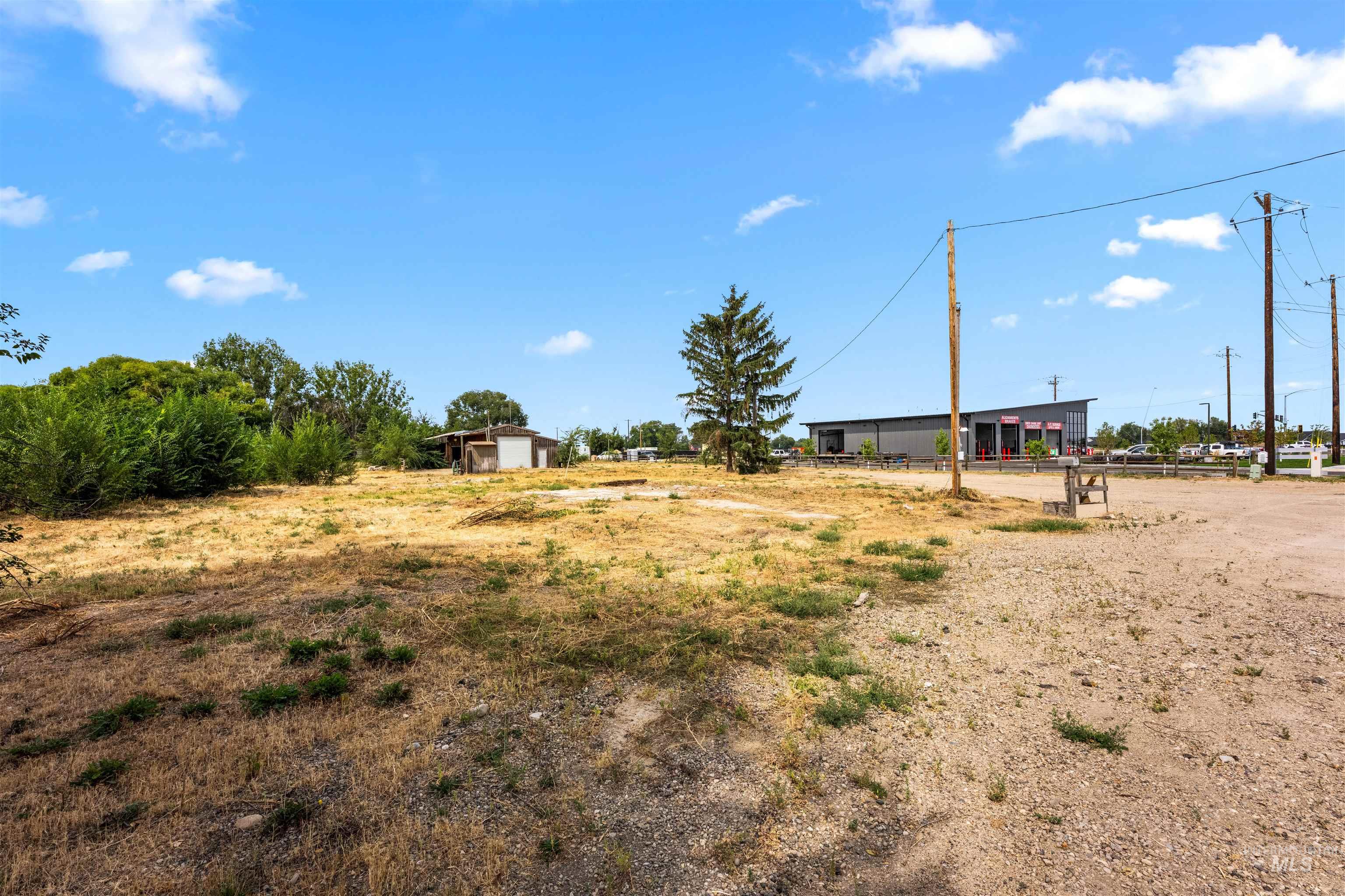 View of yard with an outdoor structure