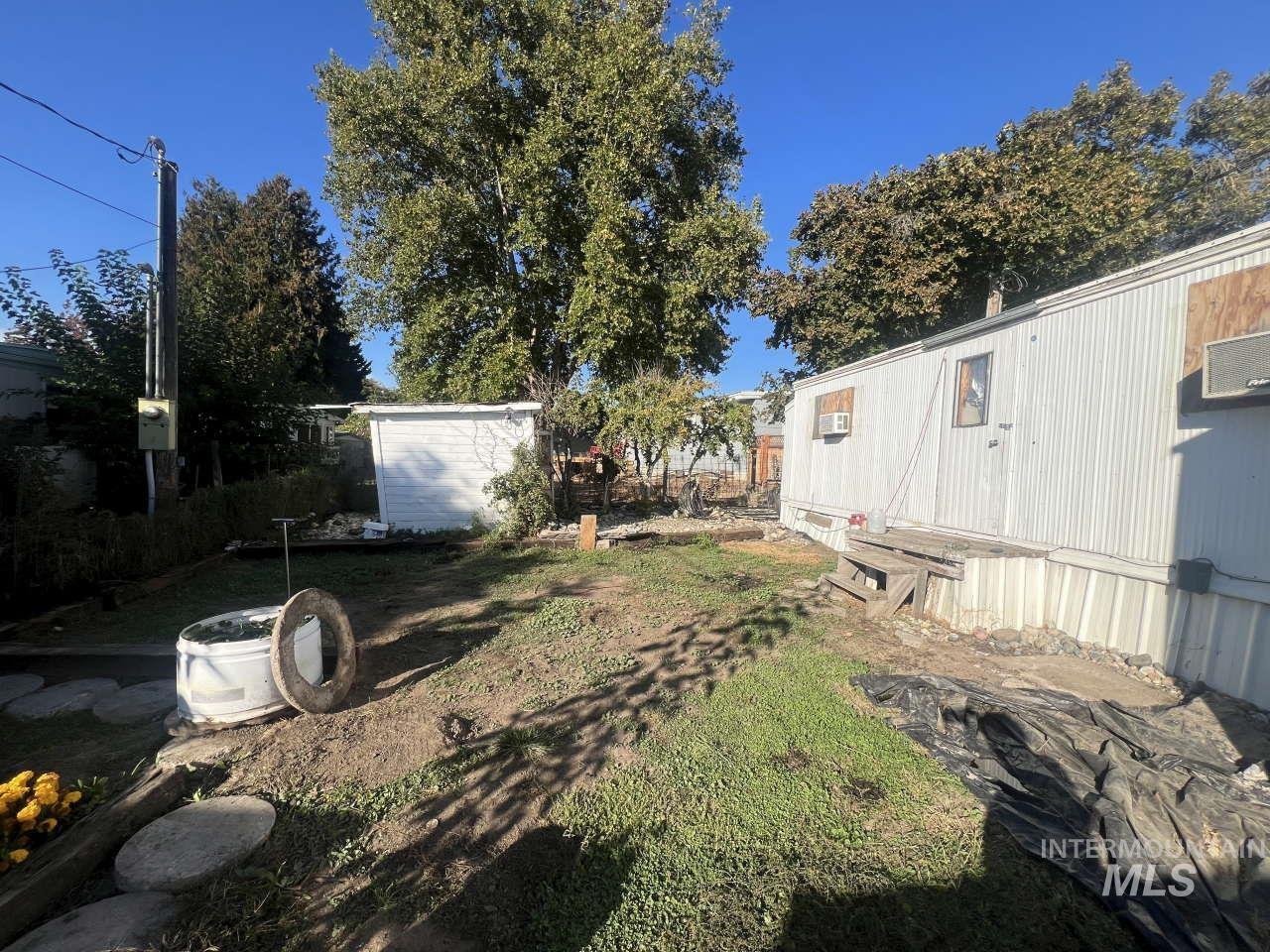 View of yard featuring an outbuilding