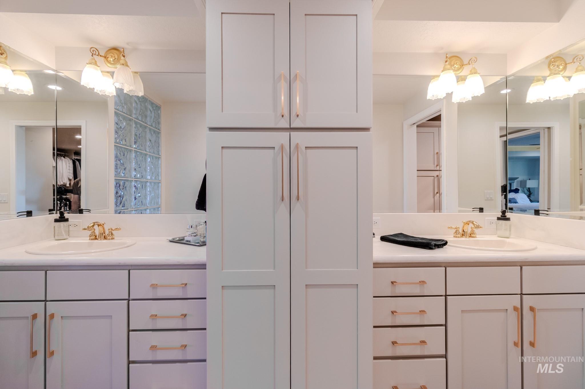 Ensuite bathroom with double vanity