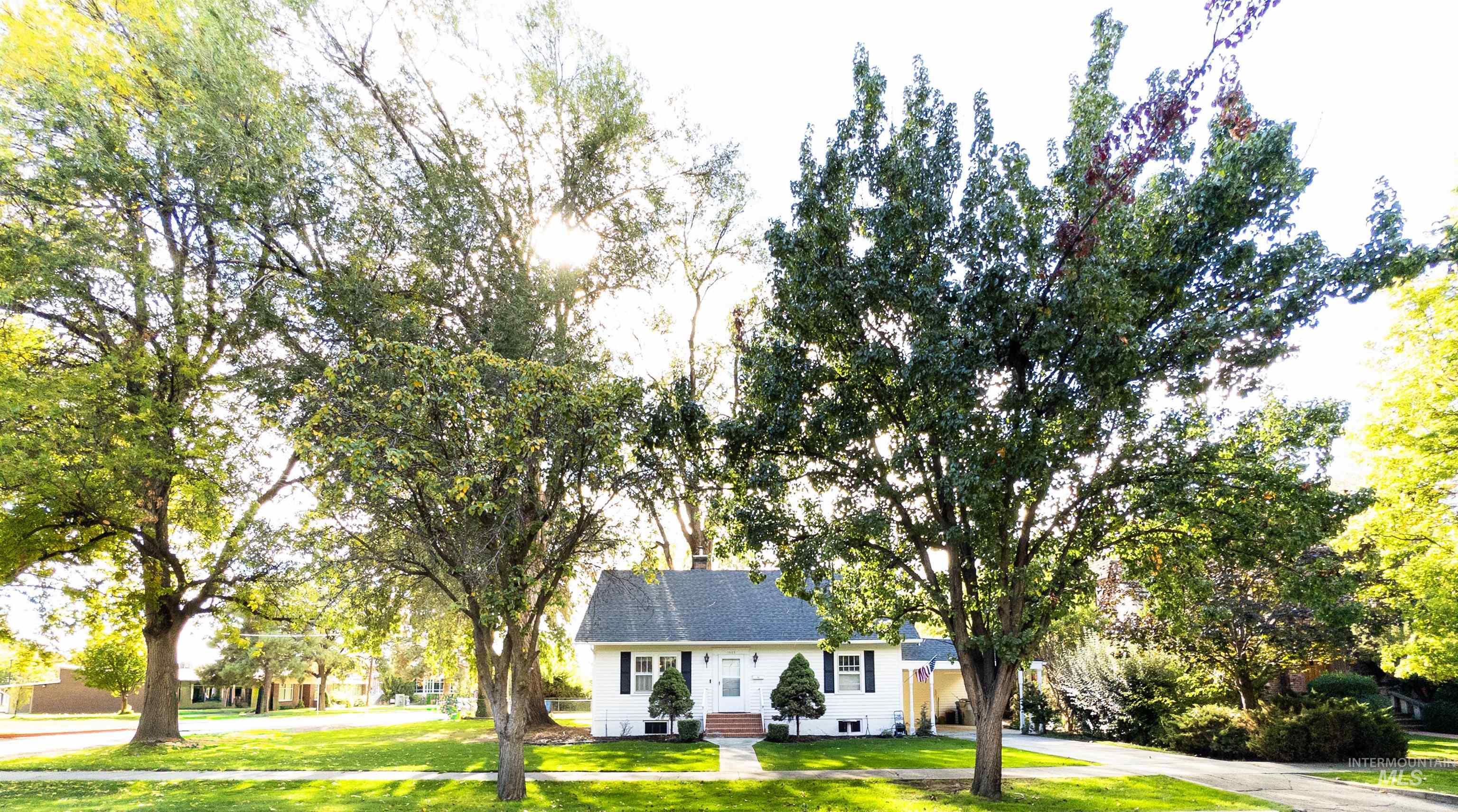 View of front of property featuring a front yard
