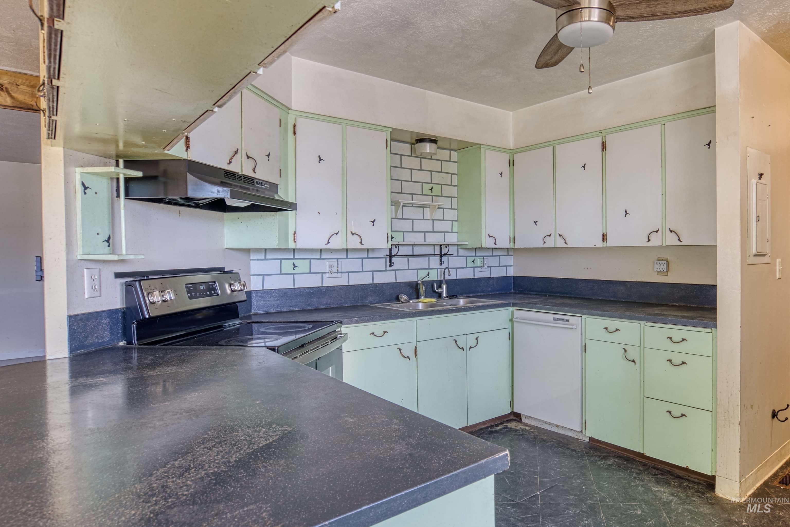 425 W Peach Rd, Ontario, Oregon 97914-8017, 5 Bedrooms, 2 Bathrooms, Farm & Ranch For Sale, Price $575,000, 98965103