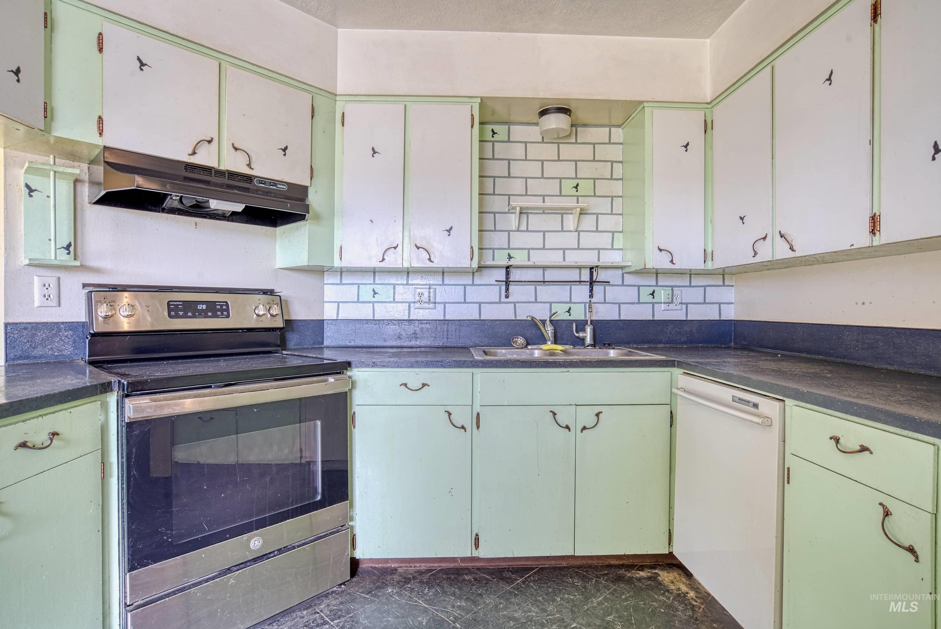 425 W Peach Rd, Ontario, Oregon 97914-8017, 5 Bedrooms, 2 Bathrooms, Farm & Ranch For Sale, Price $575,000, 98965103