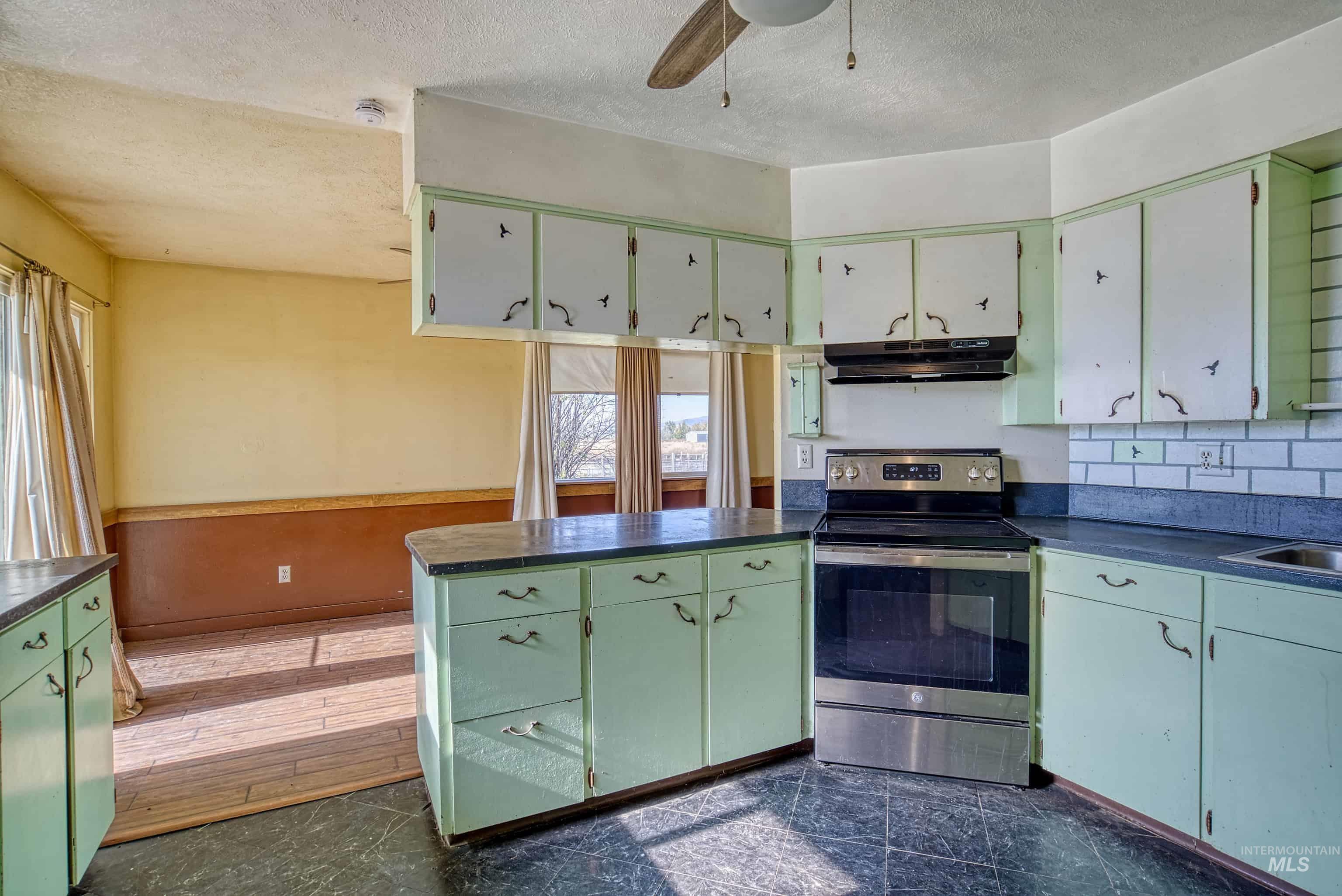 425 W Peach Rd, Ontario, Oregon 97914-8017, 5 Bedrooms, 2 Bathrooms, Farm & Ranch For Sale, Price $575,000, 98965103