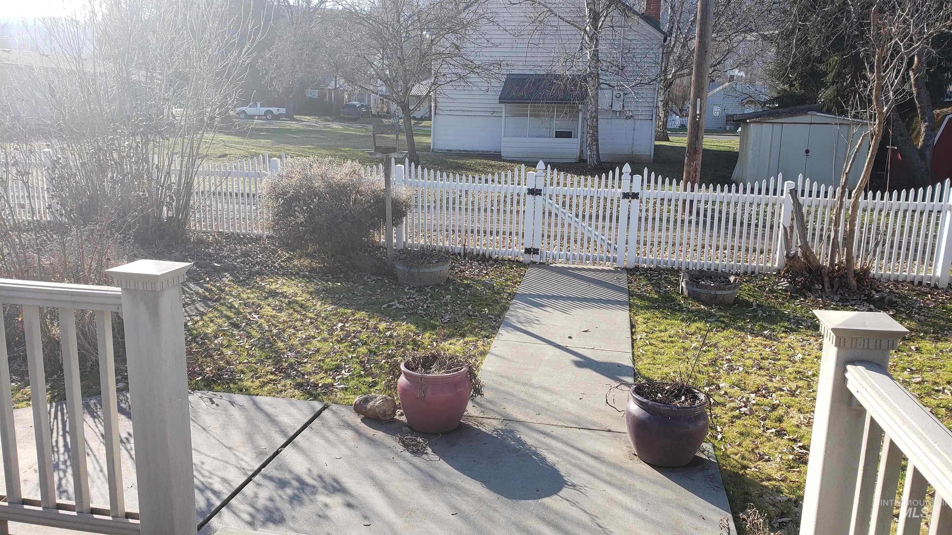 View of yard featuring a gate and a shed