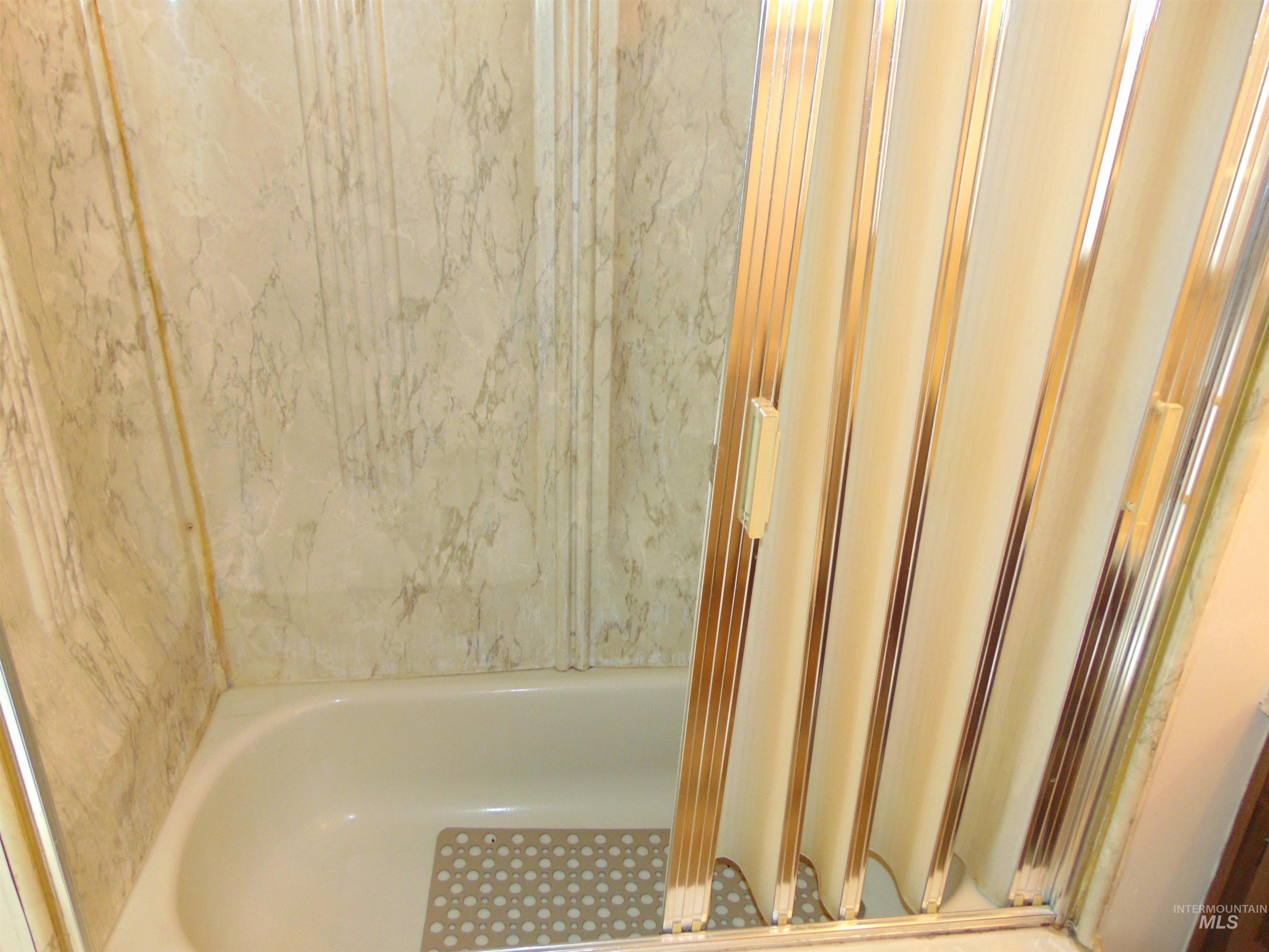 Full bathroom featuring a tub
