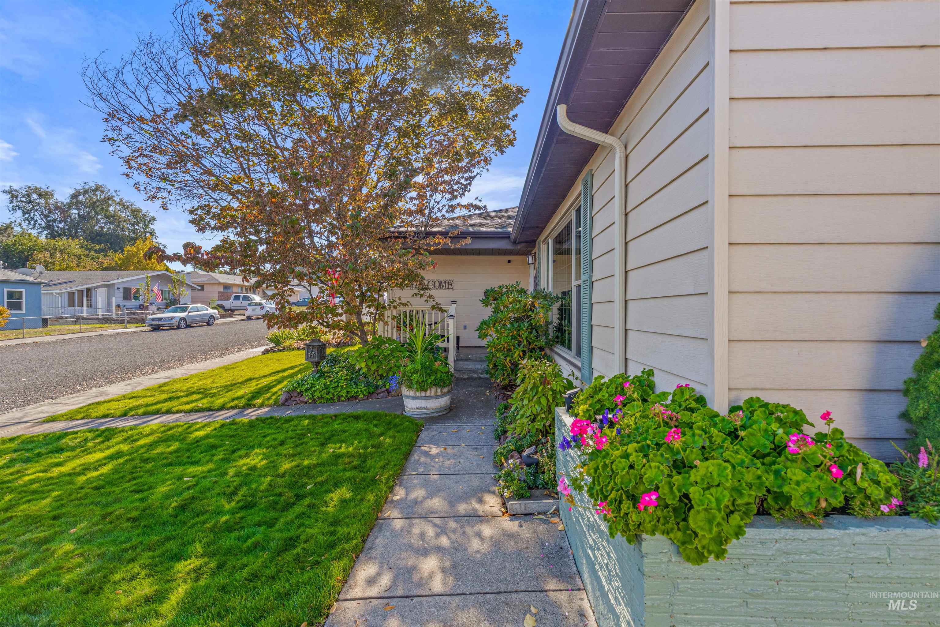 View of grassy yard with a residential view