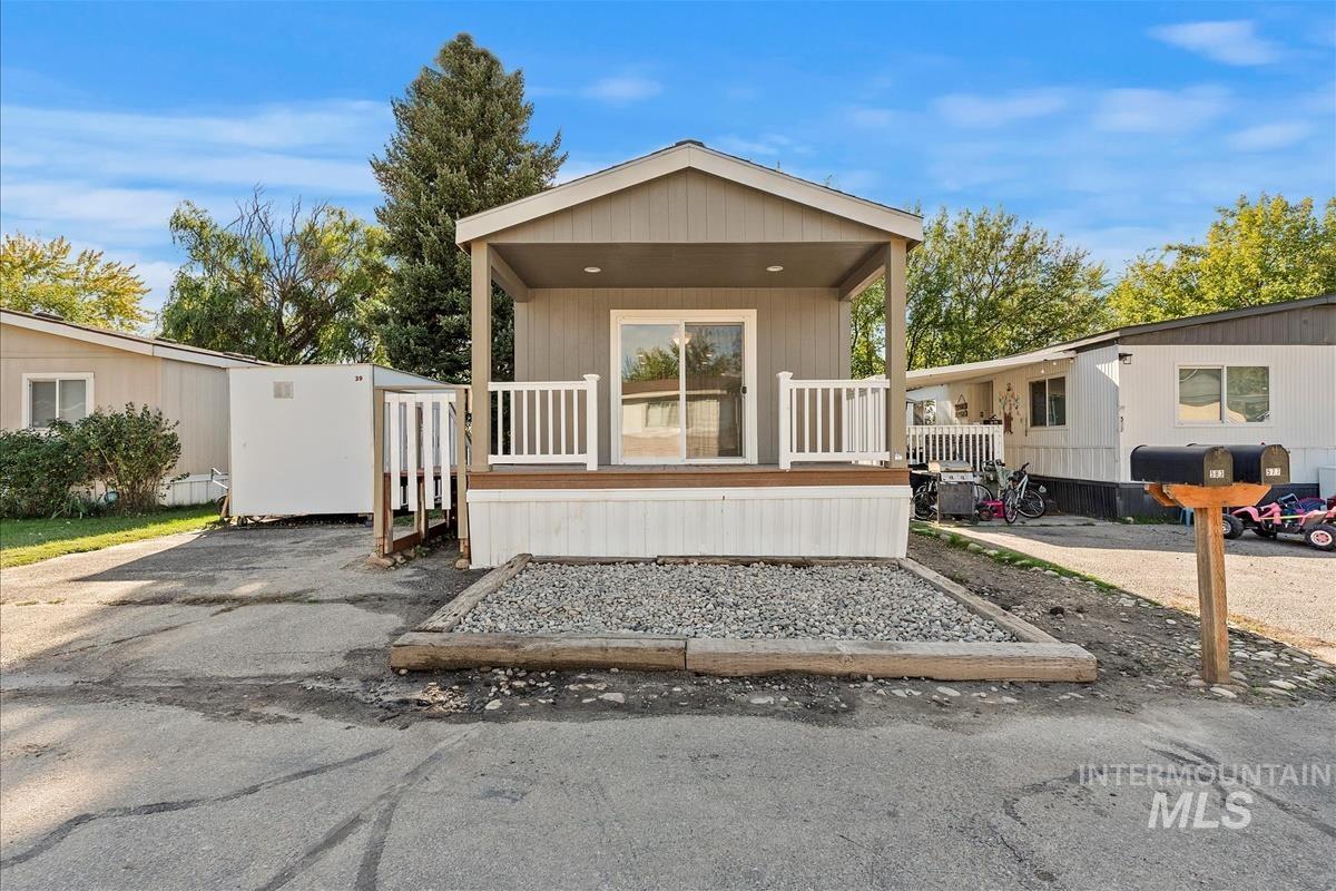 Manufactured / mobile home featuring covered porch