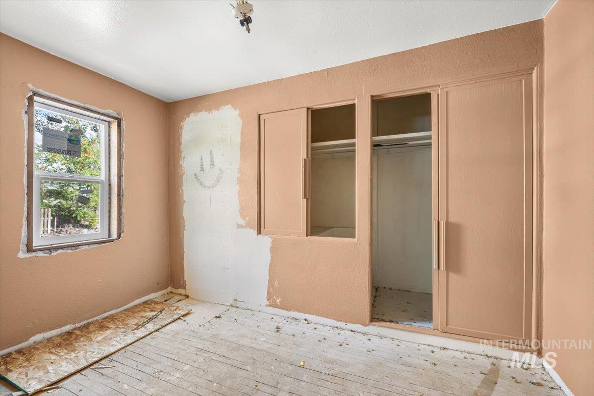 Unfurnished bedroom featuring a textured wall