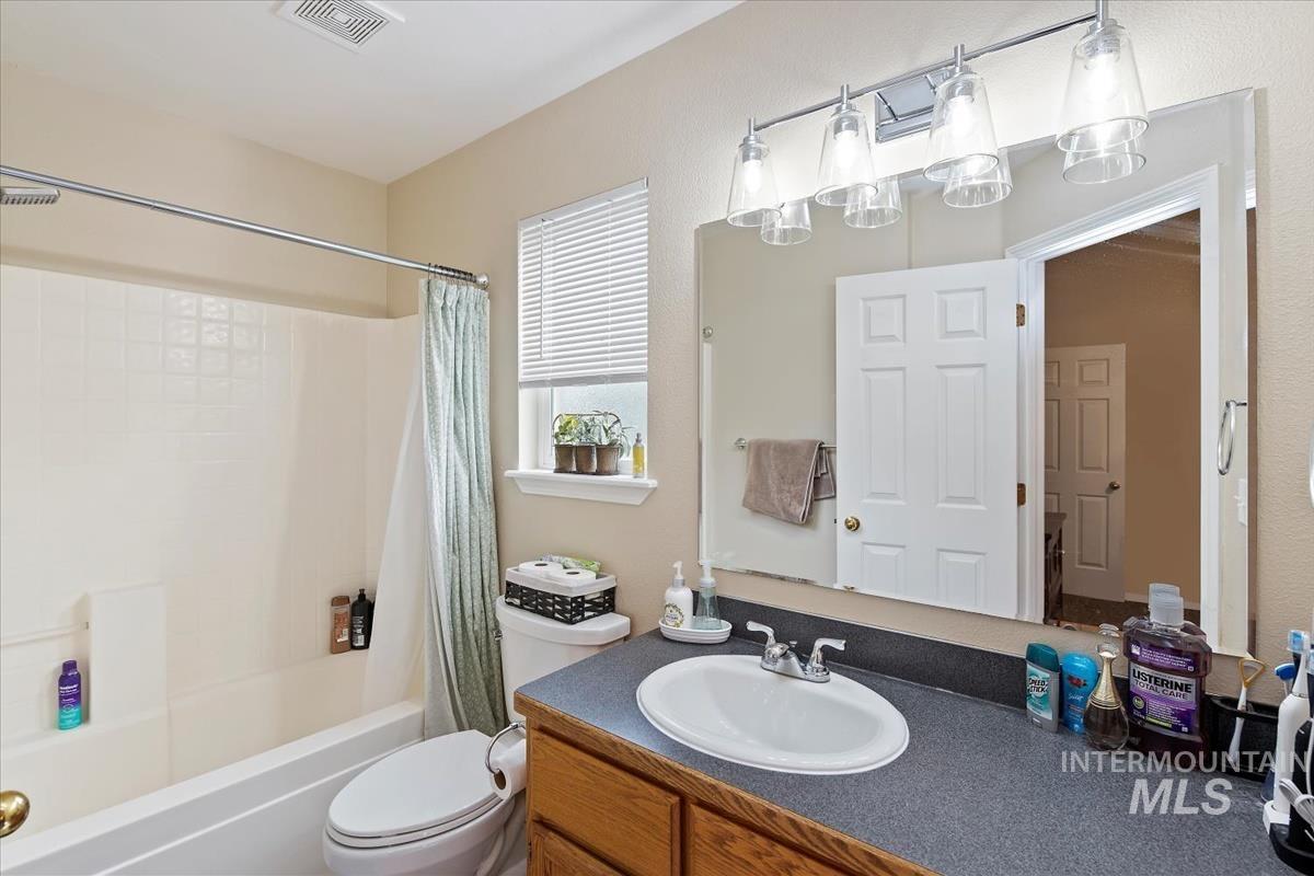 323 Sunridge Drive, Caldwell, Idaho 83605, 3 Bedrooms, 2 Bathrooms, Residential For Sale, Price $365,000, 98965213