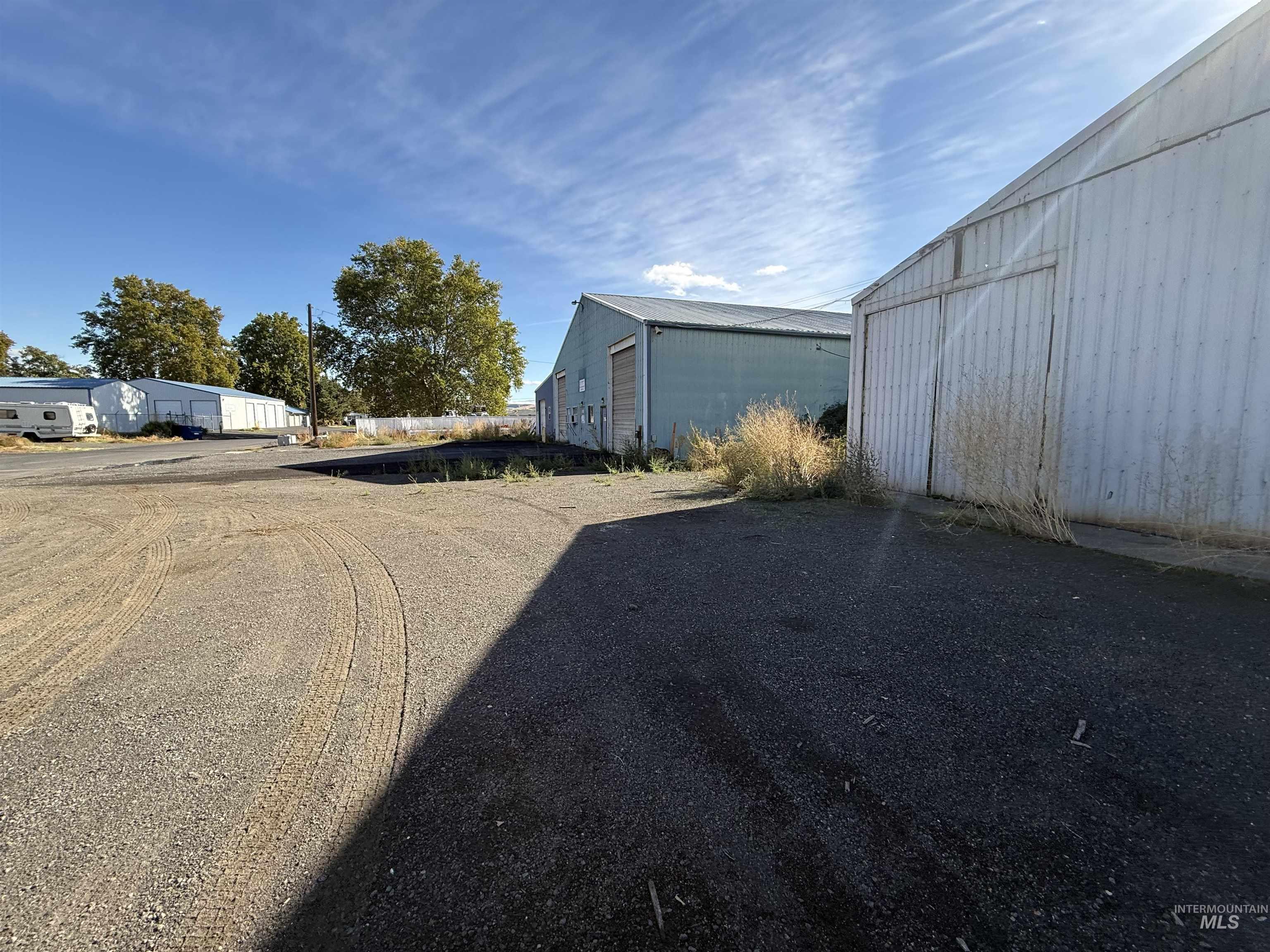 View of yard featuring an outdoor structure and an outbuilding