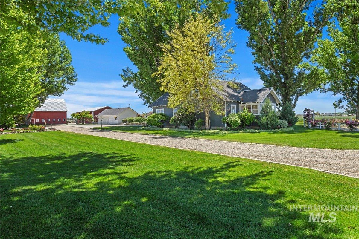 View of front facade with a front yard and driveway