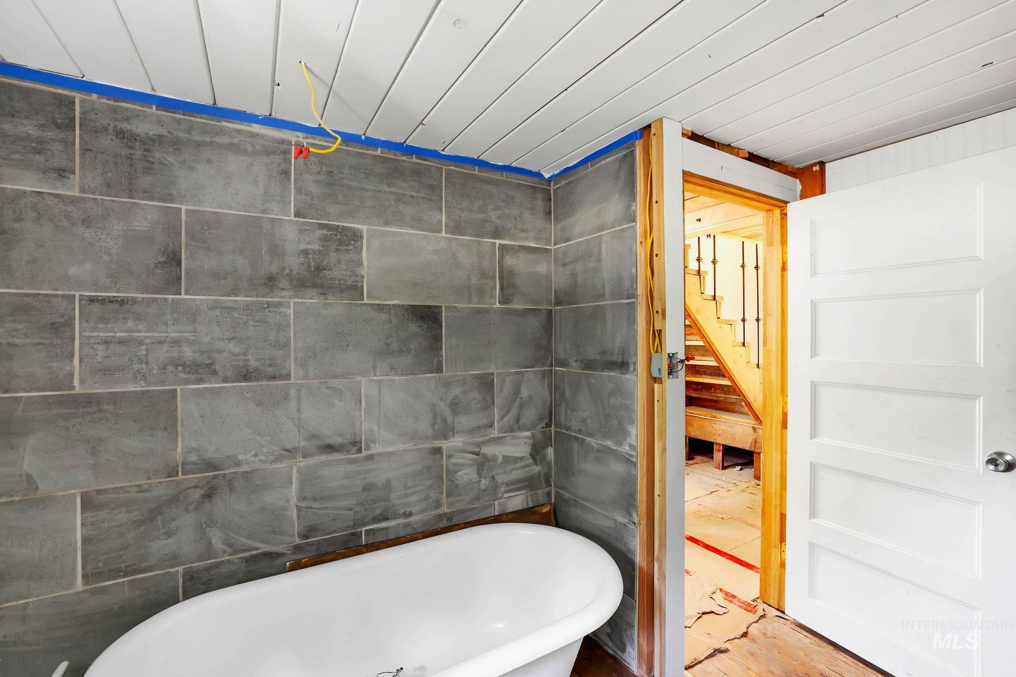 Full bathroom featuring a freestanding bath