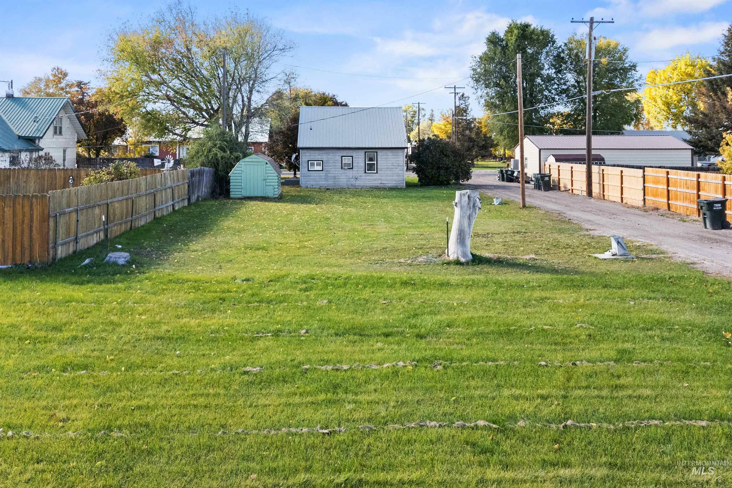 View of yard with a storage shed