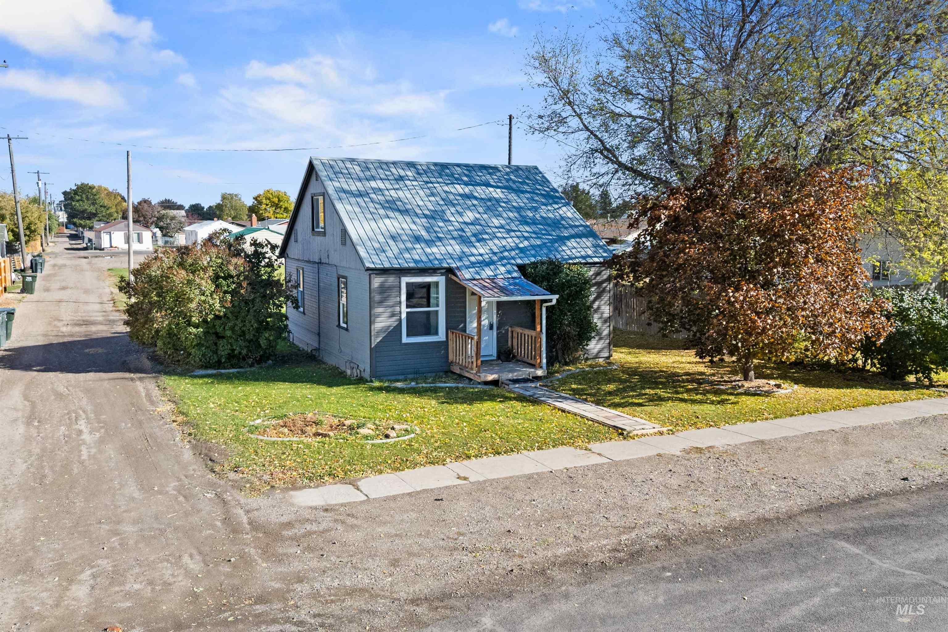 View of front facade featuring a front yard and a porch