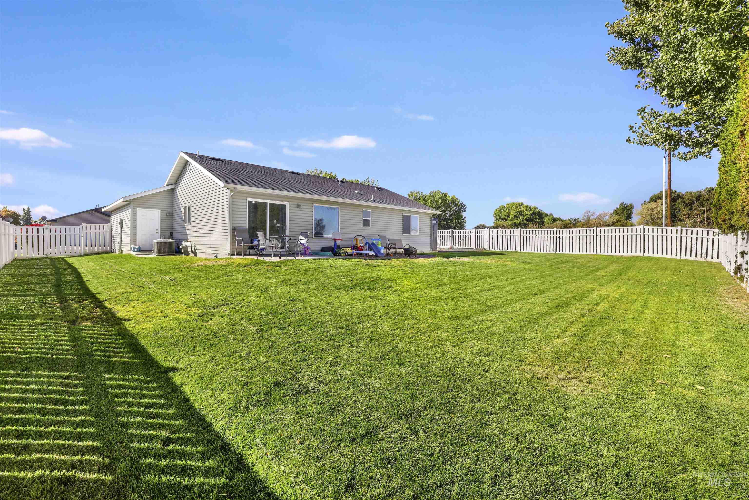 490 Silver Pheasant Ave, Twin Falls, Idaho 83301, 3 Bedrooms, 2 Bathrooms, Residential For Sale, Price $320,000, 98965405