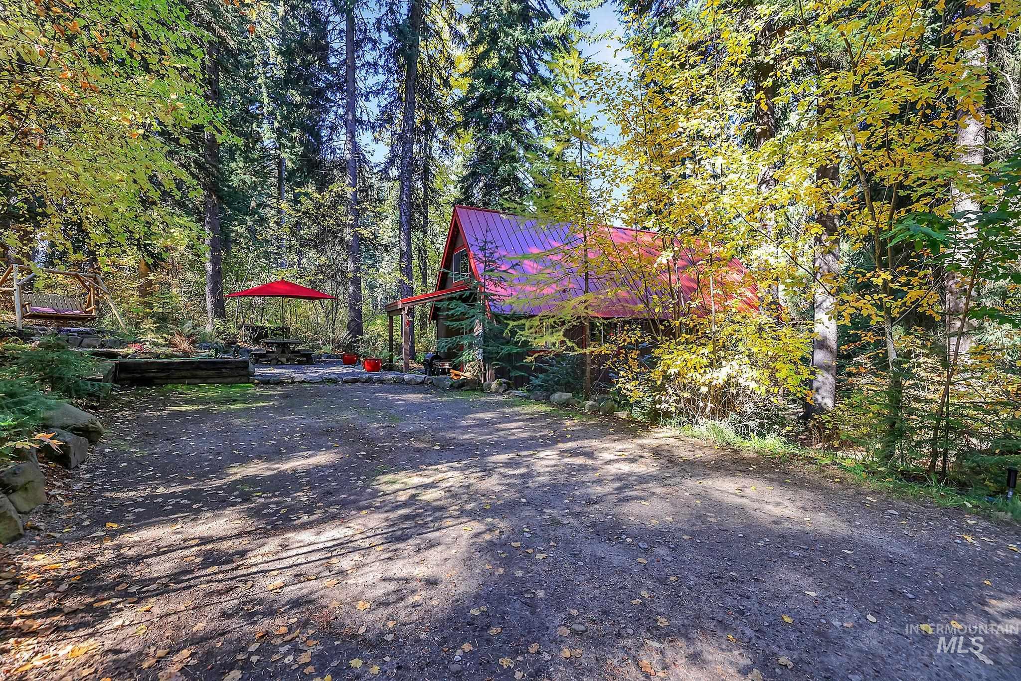 View of yard with driveway