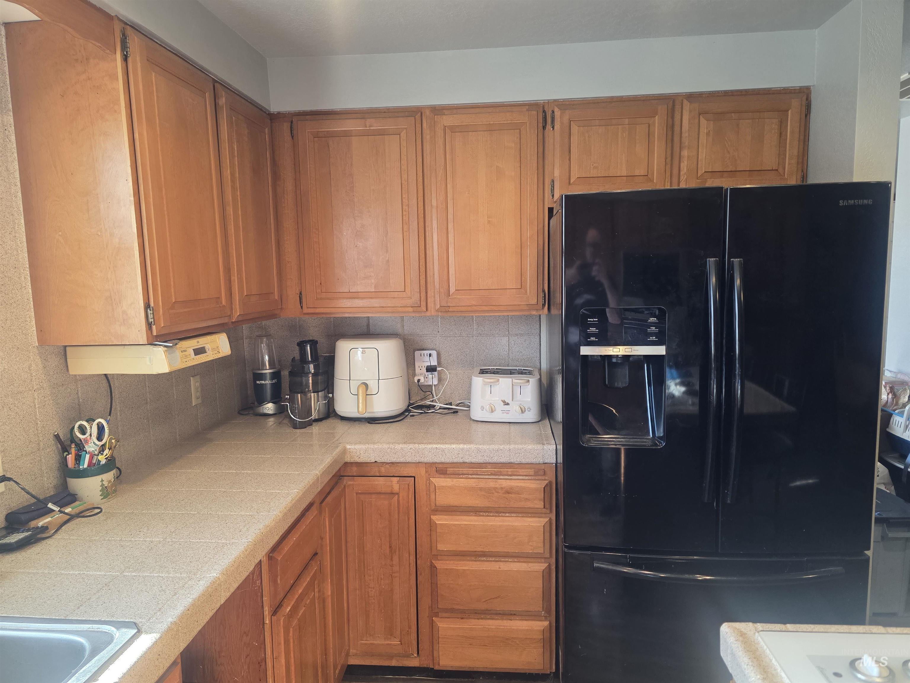 Main kitchen with tile counter
