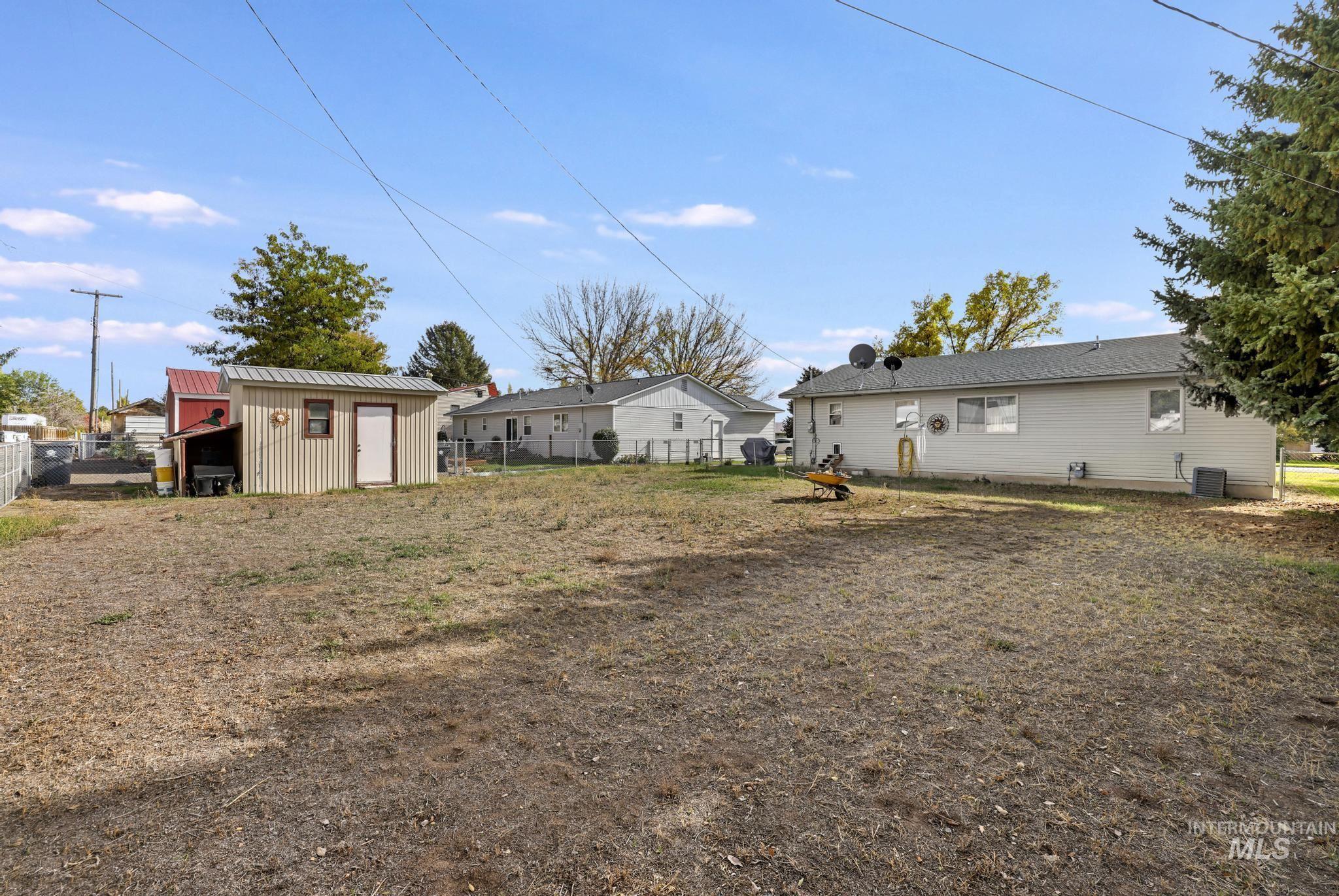 View of yard featuring an outdoor structure