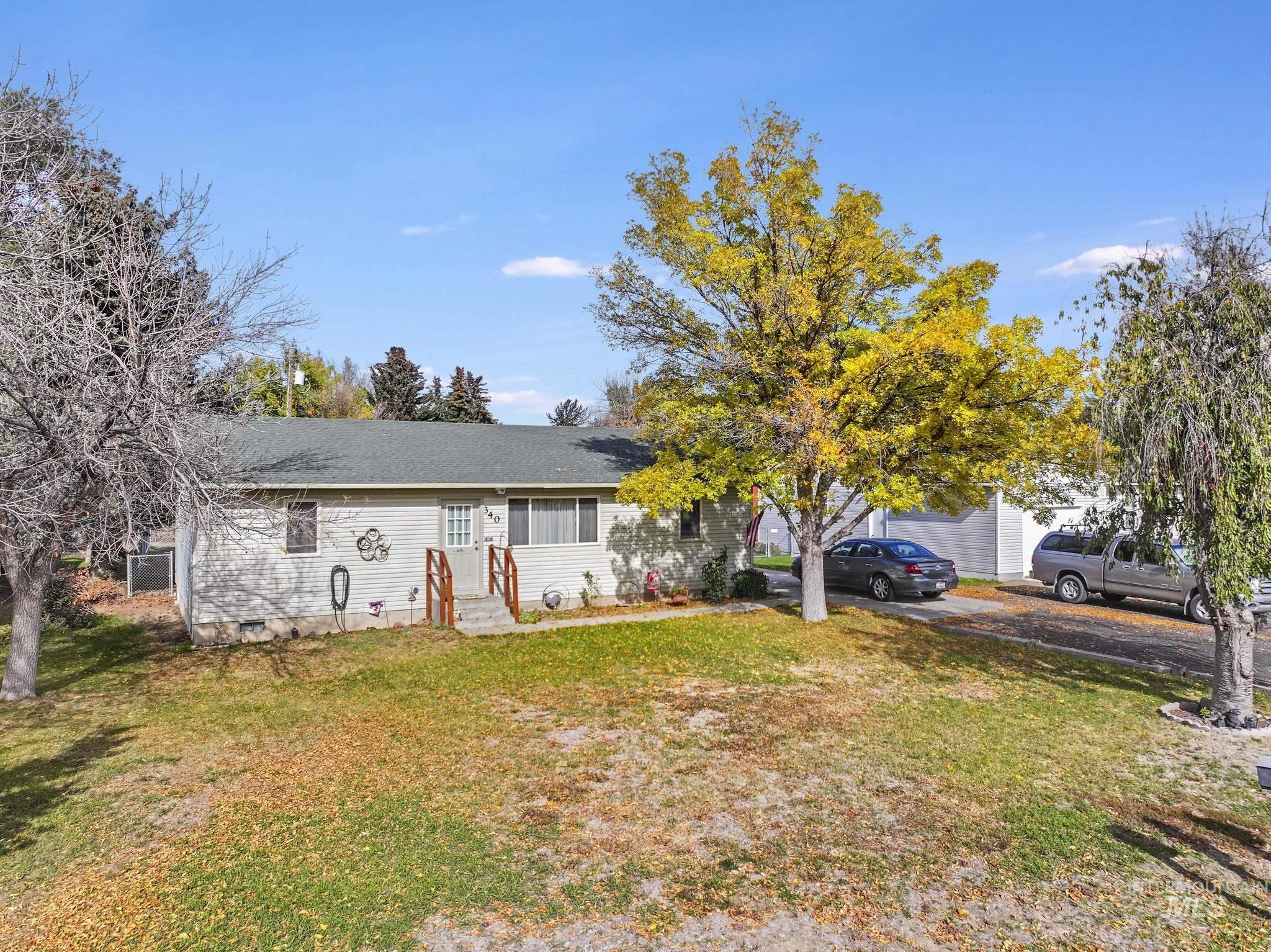 View of front of home featuring a front lawn, crawl space, and roof with shingles